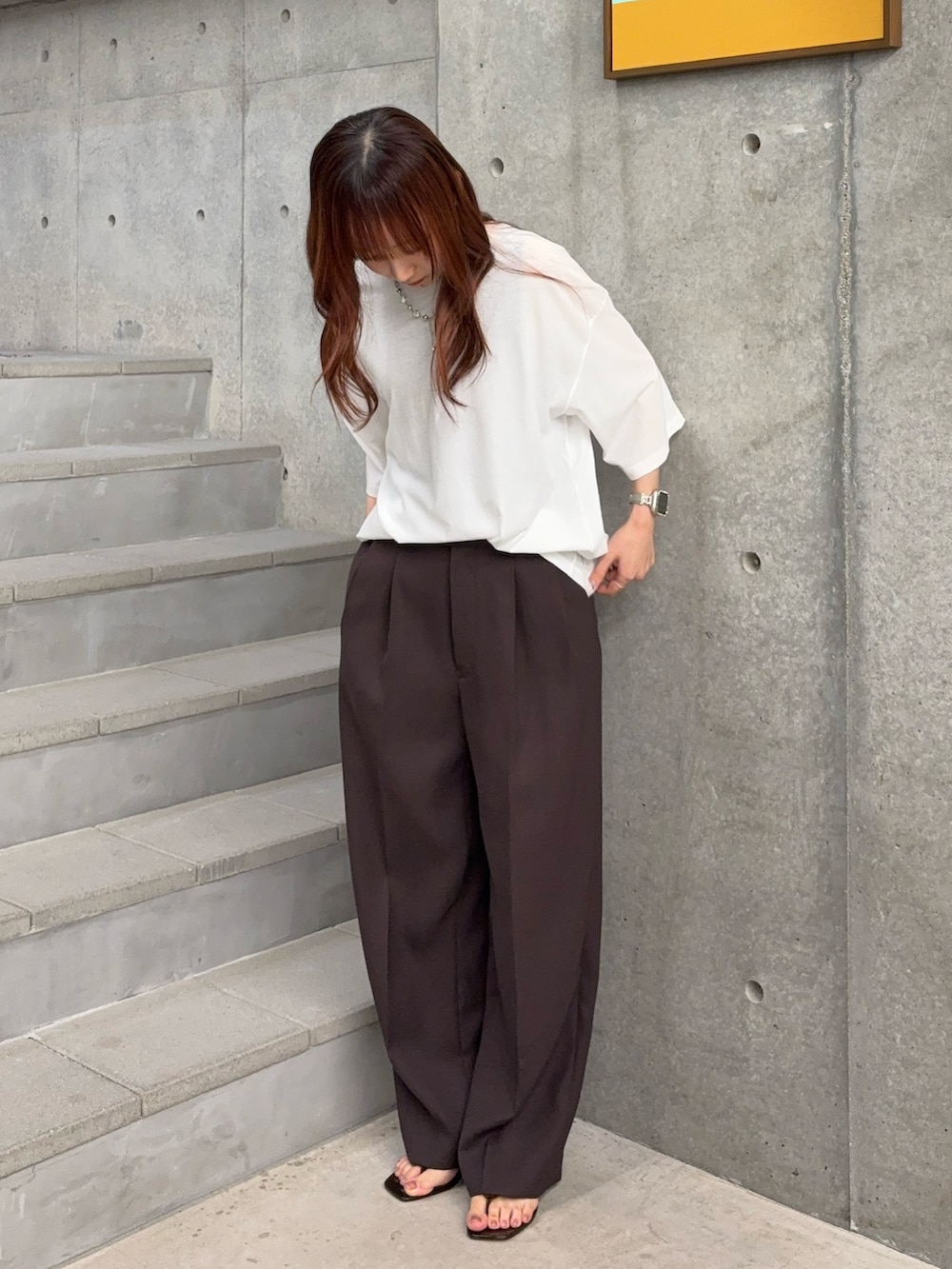 ホワイト系のTシャツ/カットソー、ブラウン系のタンクトップ、ブラウン系のその他パンツを着用したレディースの夏コーディネートの2枚目の写真