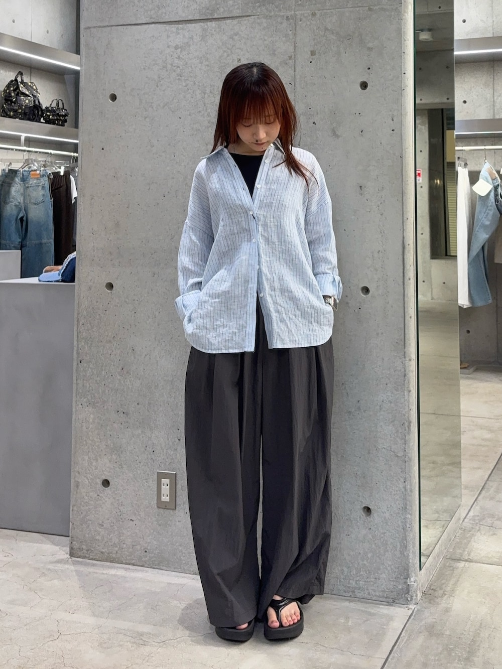 ブルー系のシャツ/ブラウス、ブルー系のタンクトップ、グレー系のその他パンツを着用したレディースの夏コーディネートの2枚目の写真