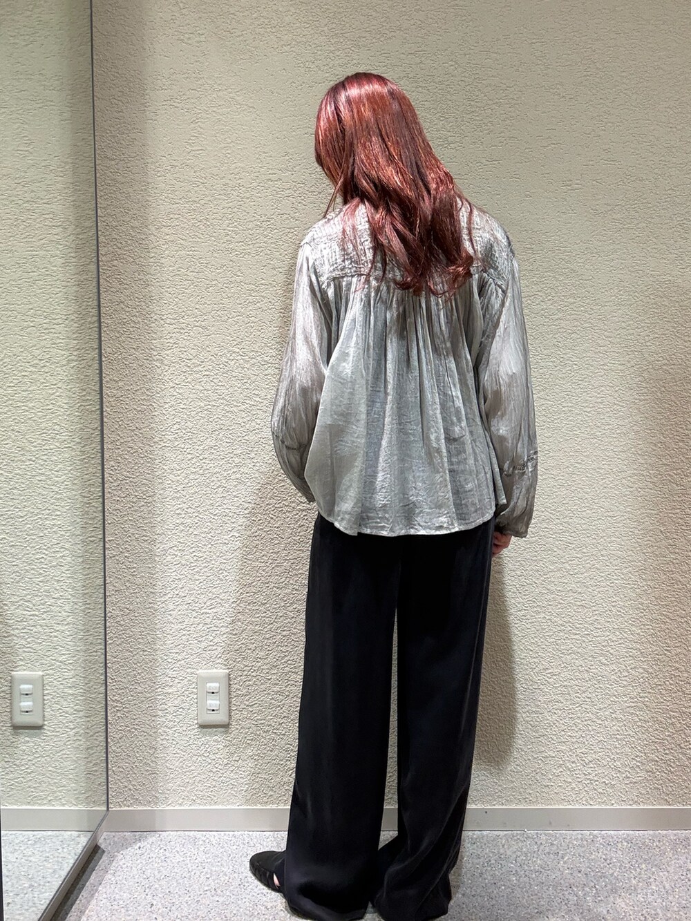 グレー系のシャツ/ブラウス、ブラック系のその他パンツ、ブラック系のサンダルを着用したレディースの夏コーディネートの4枚目の写真