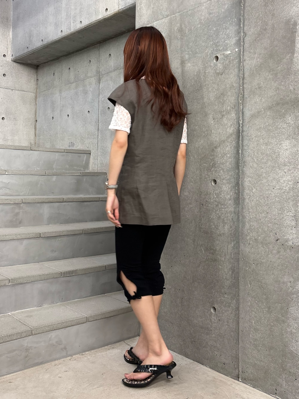 ホワイト系のTシャツ/カットソー、グリーン系のベスト、ブラック系のサンダルを着用したレディースの夏コーディネートの4枚目の写真
