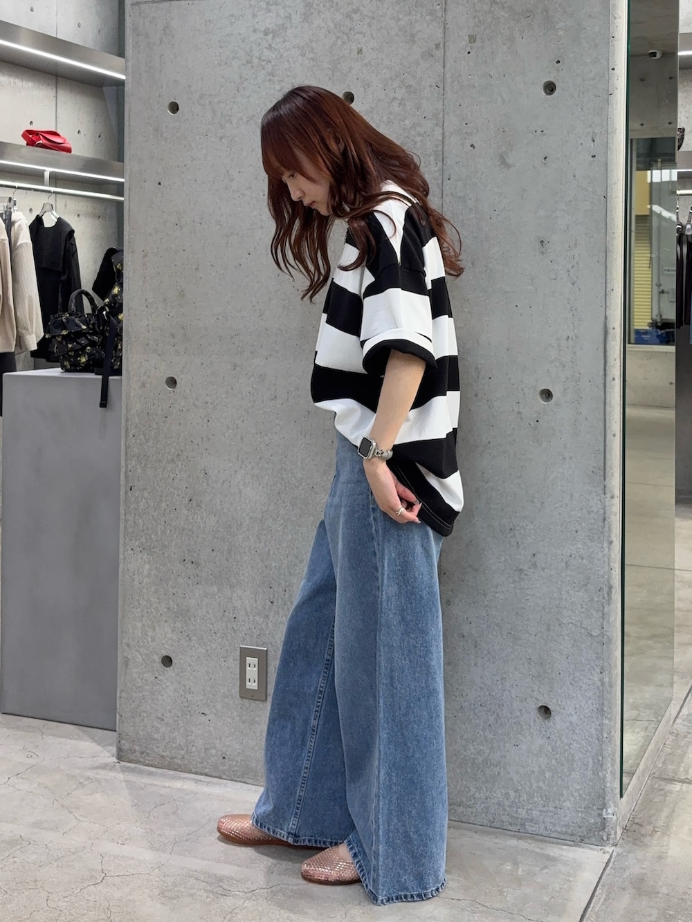 ブルー系のデニムパンツ、ベージュ系のバレエシューズ、ホワイト系のTシャツ/カットソーを着用したレディースの夏コーディネートの2枚目の写真