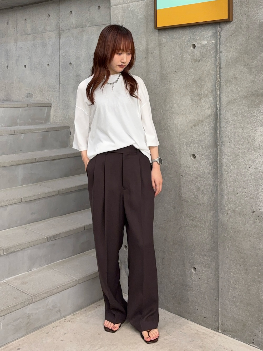 ホワイト系のTシャツ/カットソー、ブラウン系のタンクトップ、ブラウン系のその他パンツを着用したレディースの夏コーディネートの7枚目の写真