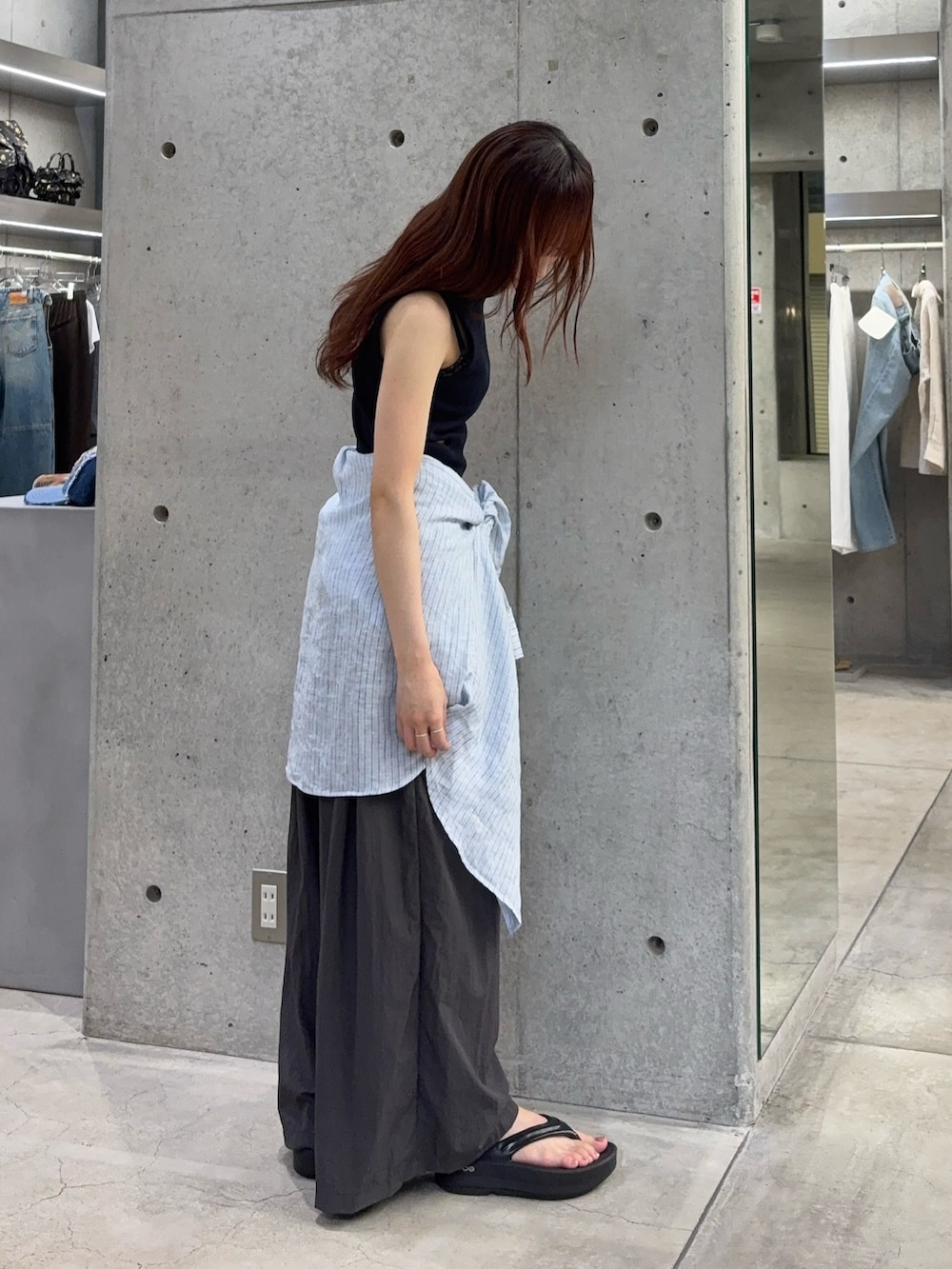 ブルー系のシャツ/ブラウス、ブルー系のタンクトップ、グレー系のその他パンツを着用したレディースの夏コーディネートの9枚目の写真