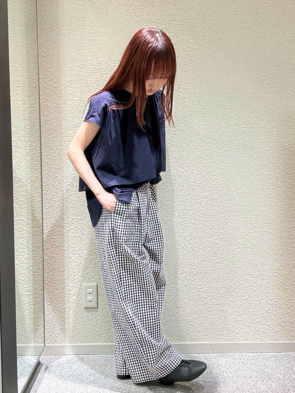 ブルー系のシャツ/ブラウス、ブラック系のその他シューズ、その他のその他パンツを着用したレディースの夏コーディネートの3枚目の写真