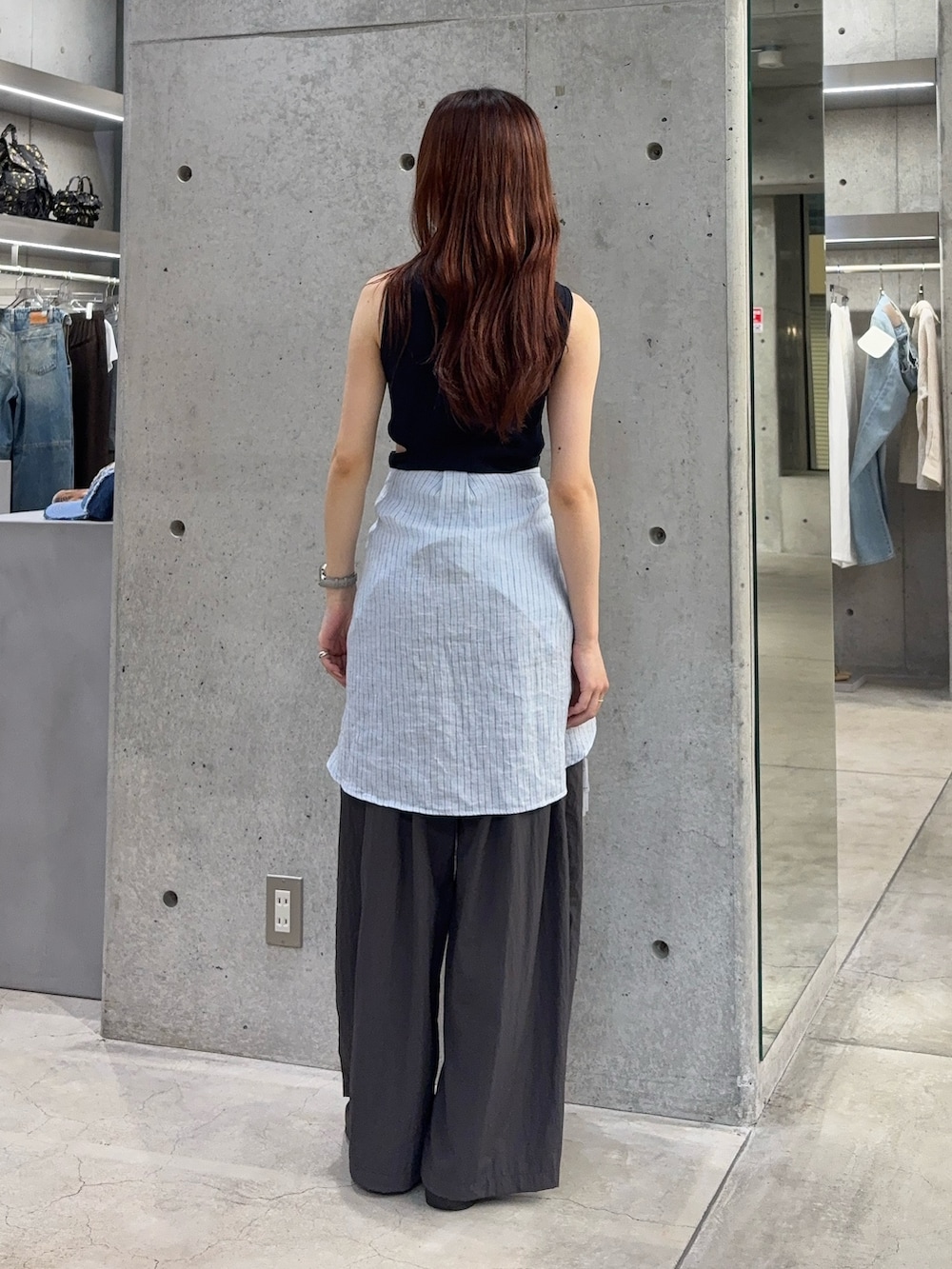 ブルー系のシャツ/ブラウス、ブルー系のタンクトップ、グレー系のその他パンツを着用したレディースの夏コーディネートの8枚目の写真