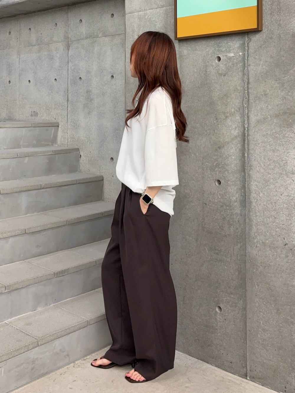 ホワイト系のTシャツ/カットソー、ブラウン系のタンクトップ、ブラウン系のその他パンツを着用したレディースの夏コーディネートの4枚目の写真