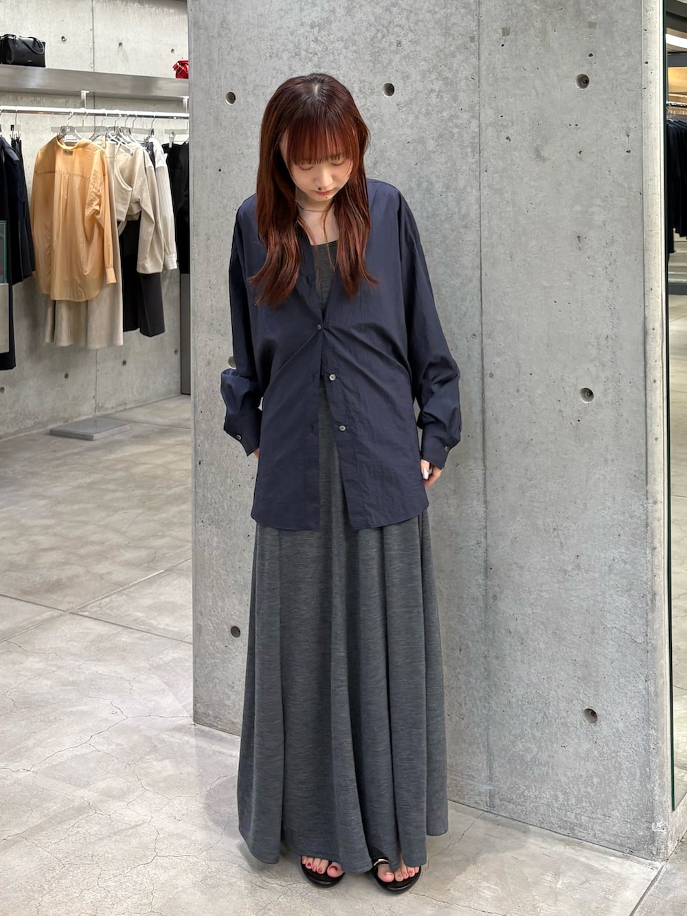 グレー系のワンピース、ブルー系のシャツ/ブラウス、ブラック系のサンダルを着用したレディースの夏コーディネートの2枚目の写真