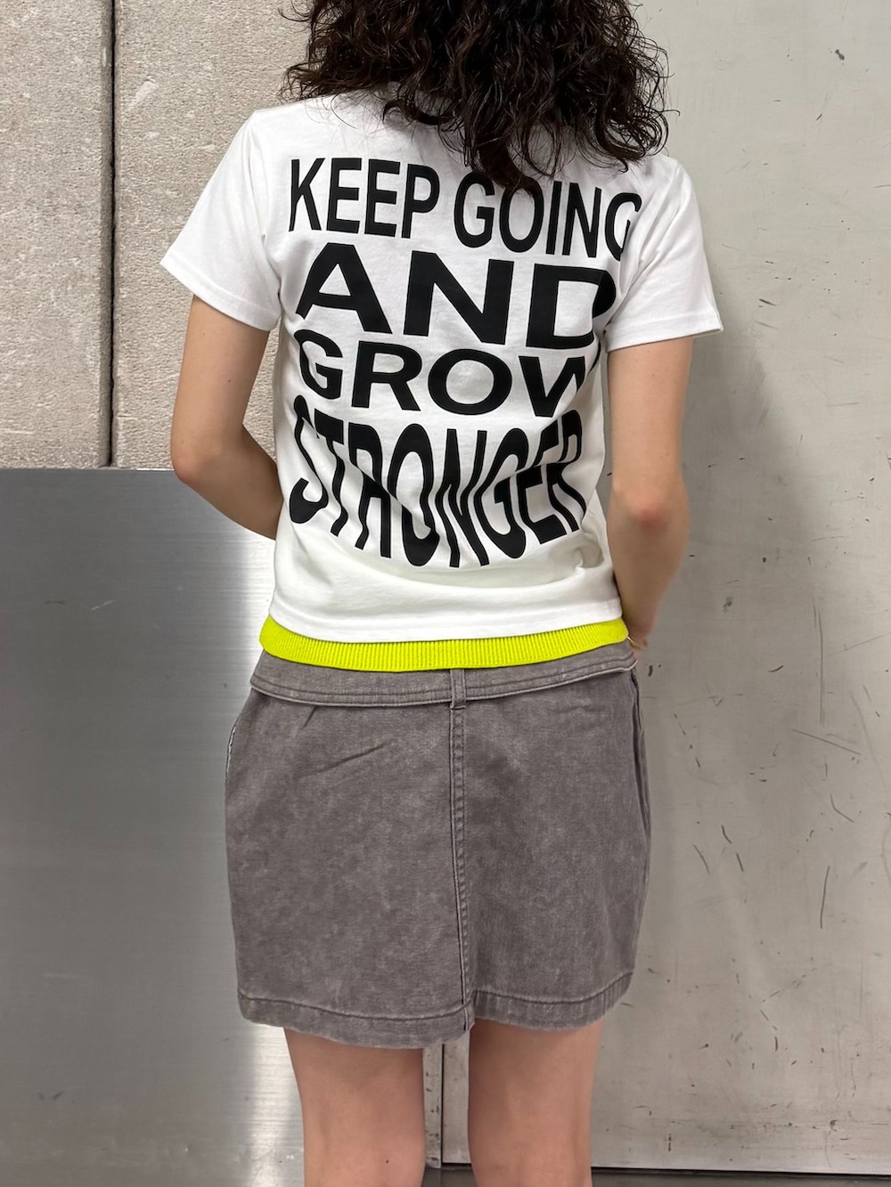 パープル系のスカート、ホワイト系のTシャツ/カットソー、イエロー系のその他アンダーウェア/インナーを着用したレディースの夏コーディネートの5枚目の写真