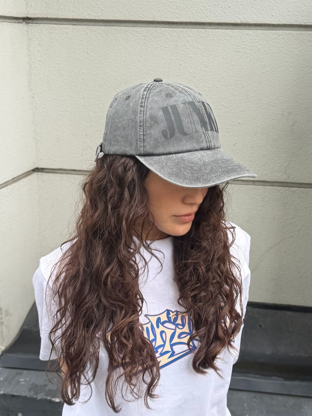 ブルー系のその他パンツ、ホワイト系のTシャツ/カットソー、ブラック系のキャップを着用したレディースの夏コーディネートの8枚目の写真