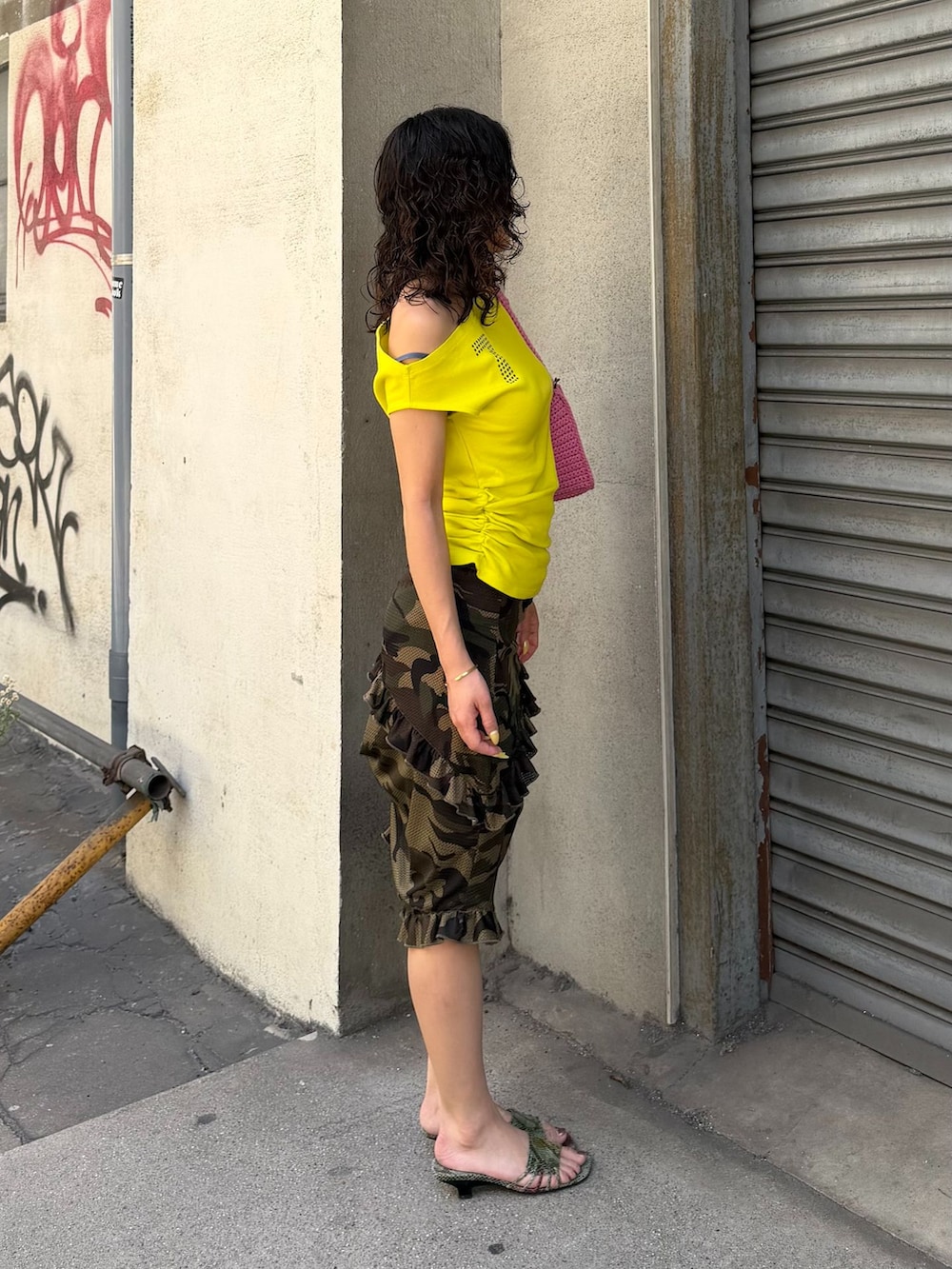 ブラウン系のワンピース、イエロー系のTシャツ/カットソーを着用したレディースの夏コーディネートの2枚目の写真