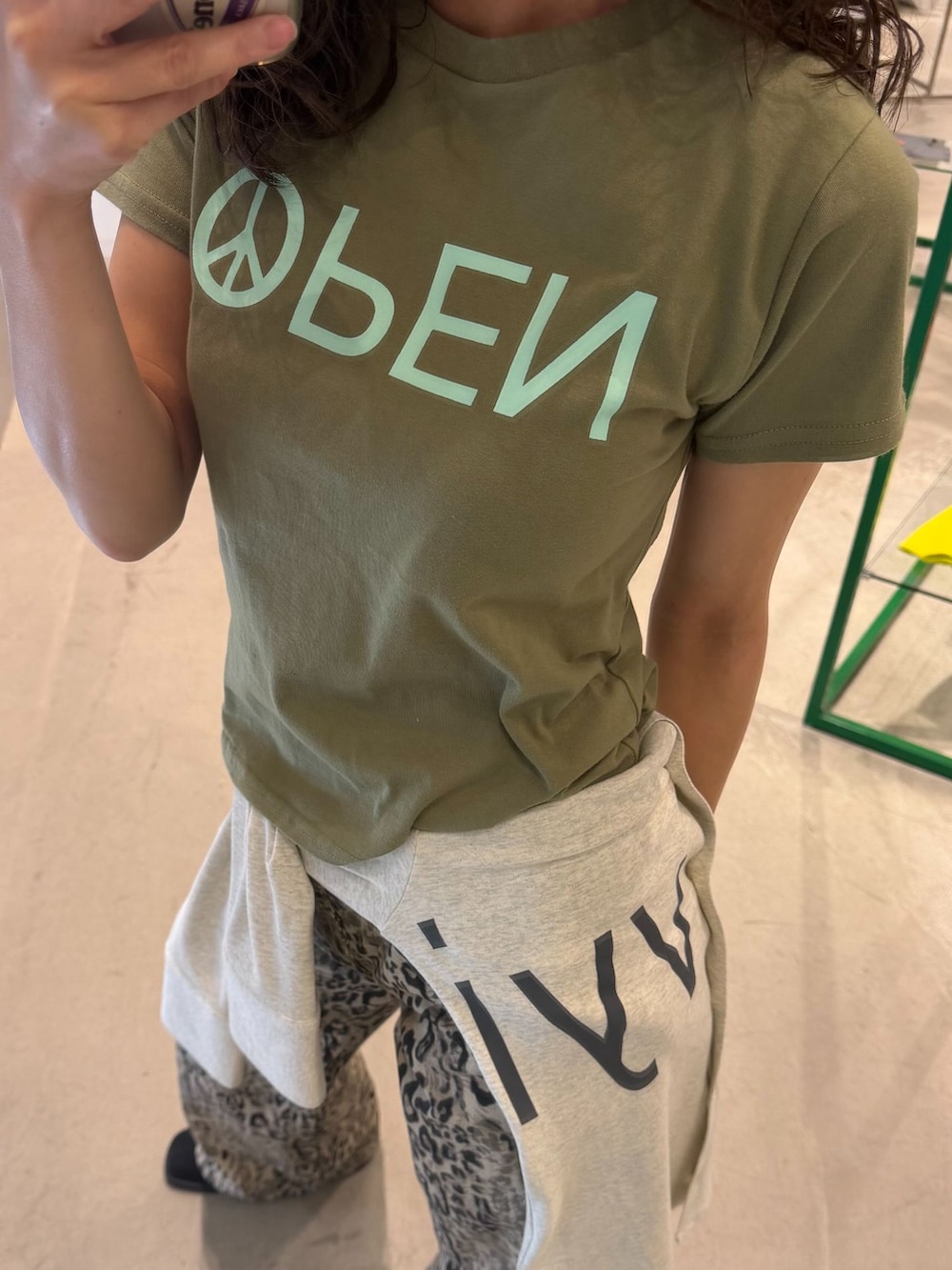 ベージュ系のその他パンツ、グレー系のTシャツ/カットソー、グリーン系のTシャツ/カットソーを着用したレディースの夏コーディネートの2枚目の写真