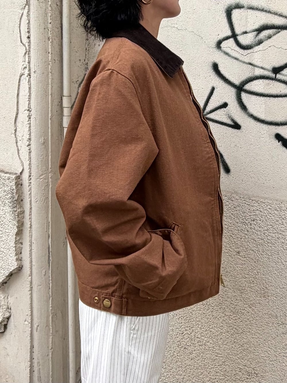 ブラウン系のその他アウター、ホワイト系のスラックス、グレー系のTシャツ/カットソーを着用したレディースの秋コーディネートの5枚目の写真