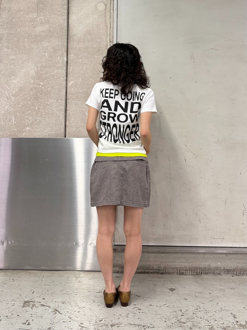 パープル系のスカート、ホワイト系のTシャツ/カットソー、イエロー系のその他アンダーウェア/インナーを着用したレディースの夏コーディネートの3枚目の写真