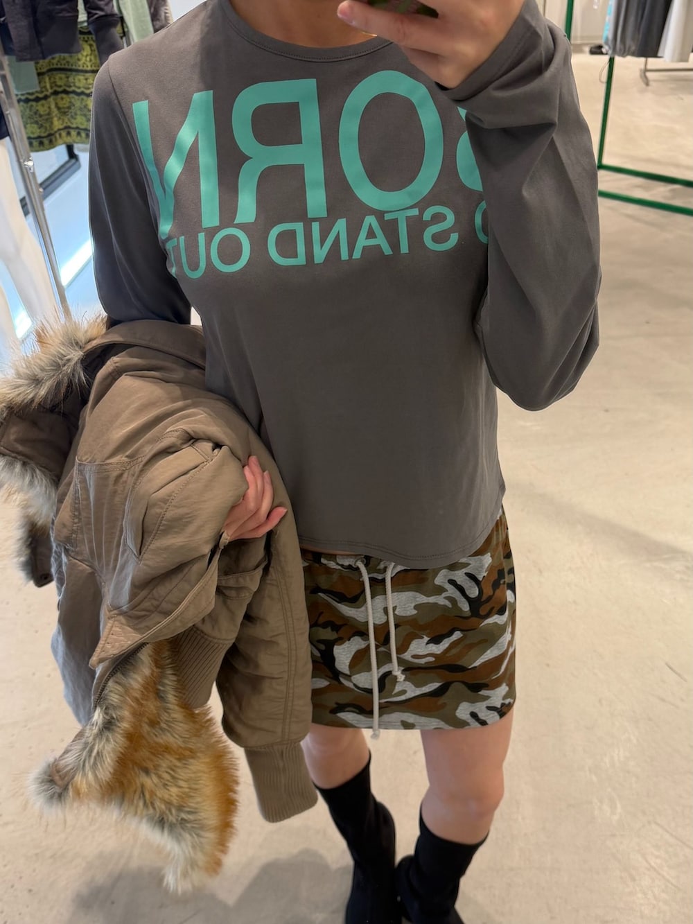 ベージュ系のその他アウター、グレー系のスカート、グレー系のTシャツ/カットソーを着用したレディースの秋コーディネートの4枚目の写真