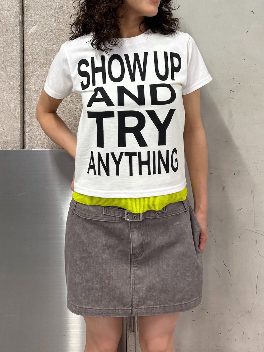 パープル系のスカート、ホワイト系のTシャツ/カットソー、イエロー系のその他アンダーウェア/インナーを着用したレディースの夏コーディネートの4枚目の写真