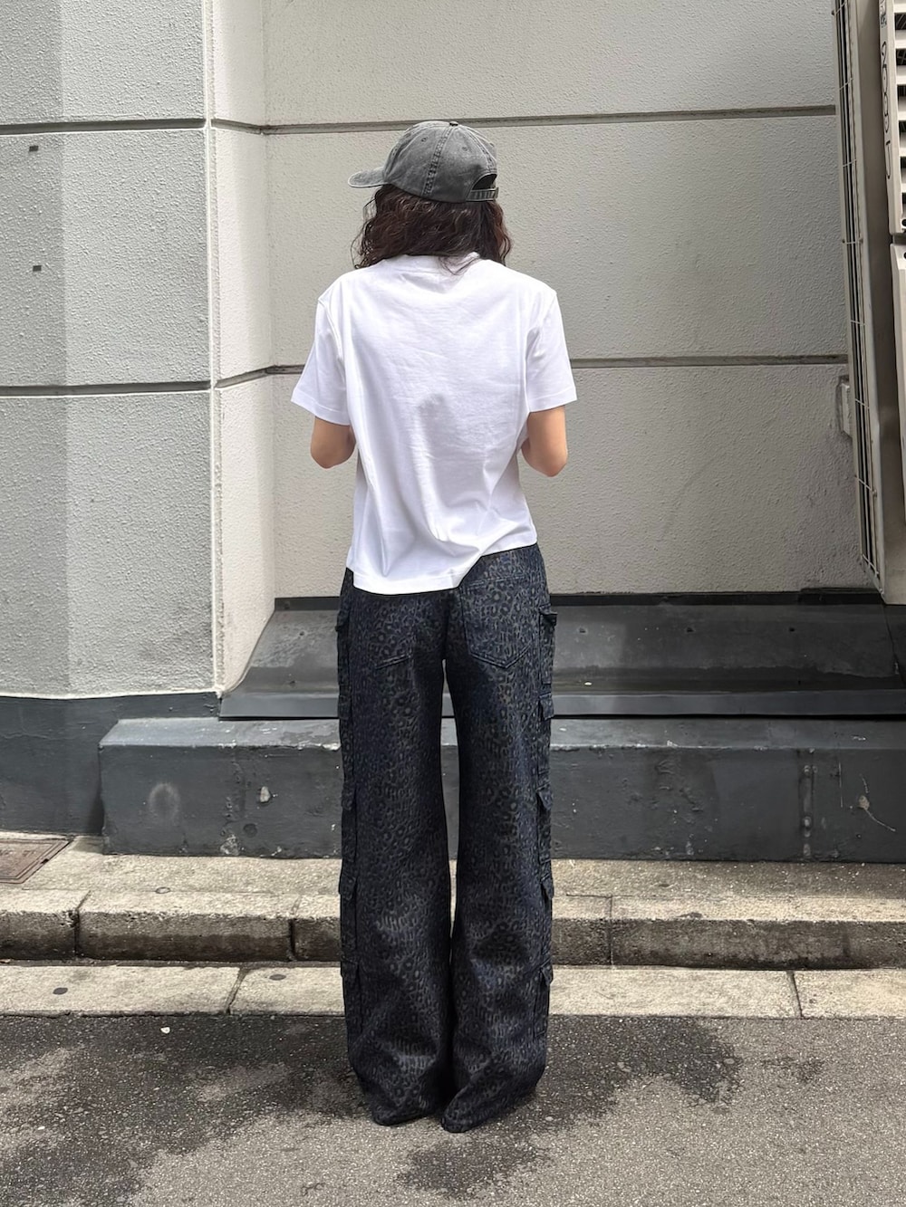 ブルー系のその他パンツ、ホワイト系のTシャツ/カットソー、ブラック系のキャップを着用したレディースの夏コーディネートの3枚目の写真