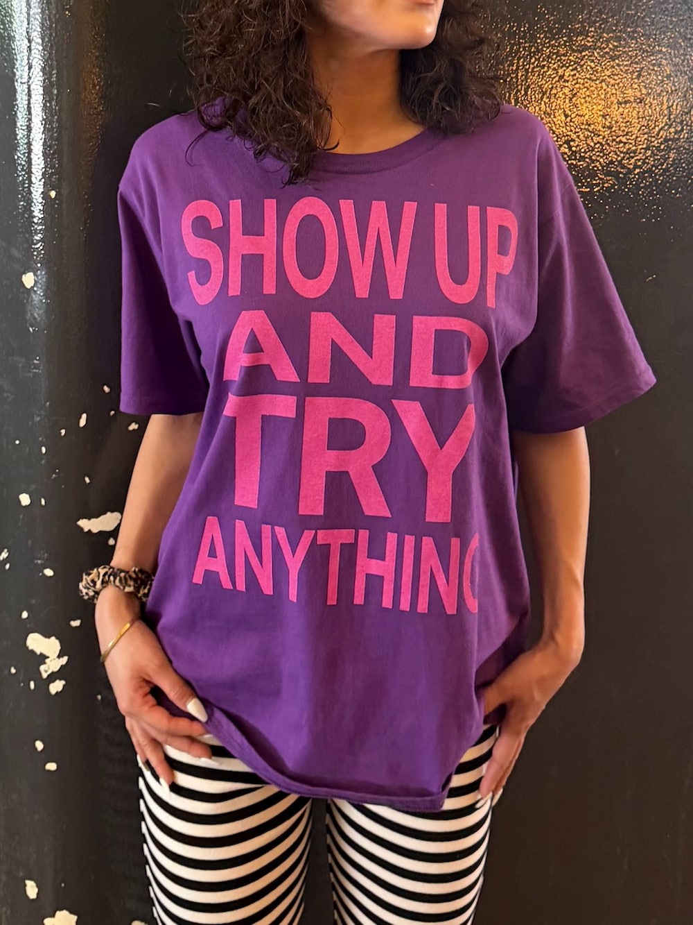 パープル系のTシャツ/カットソー、ホワイト系のその他パンツを着用したレディースの夏コーディネートの3枚目の写真