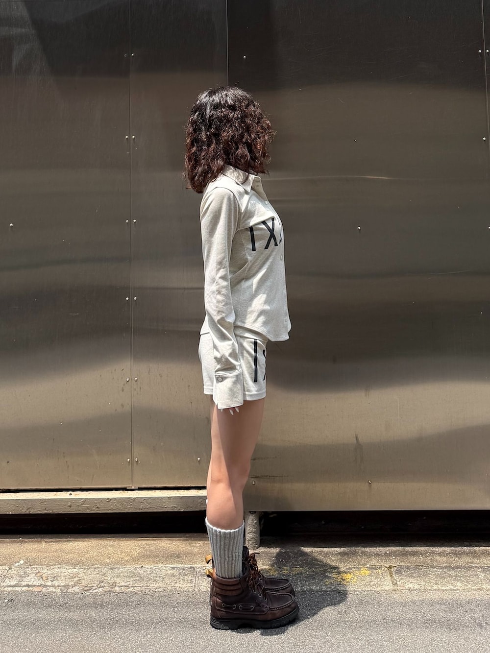グレー系のTシャツ/カットソー、グレー系のその他パンツ、イエロー系のその他アンダーウェア/インナーを着用したレディースの夏コーディネートの3枚目の写真