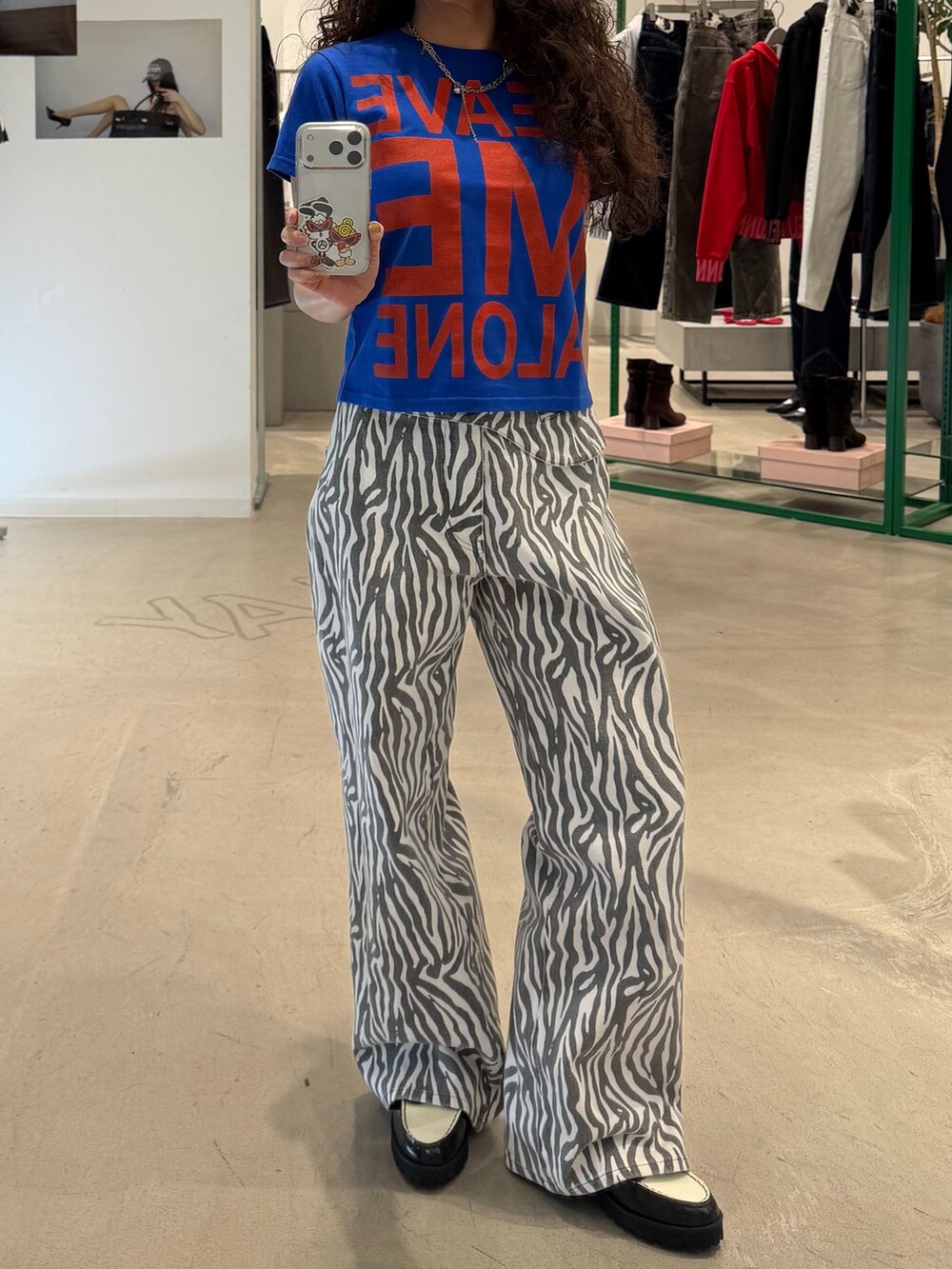 ホワイト系のその他パンツ、ブルー系のTシャツ/カットソーを着用したレディースの冬コーディネートの2枚目の写真