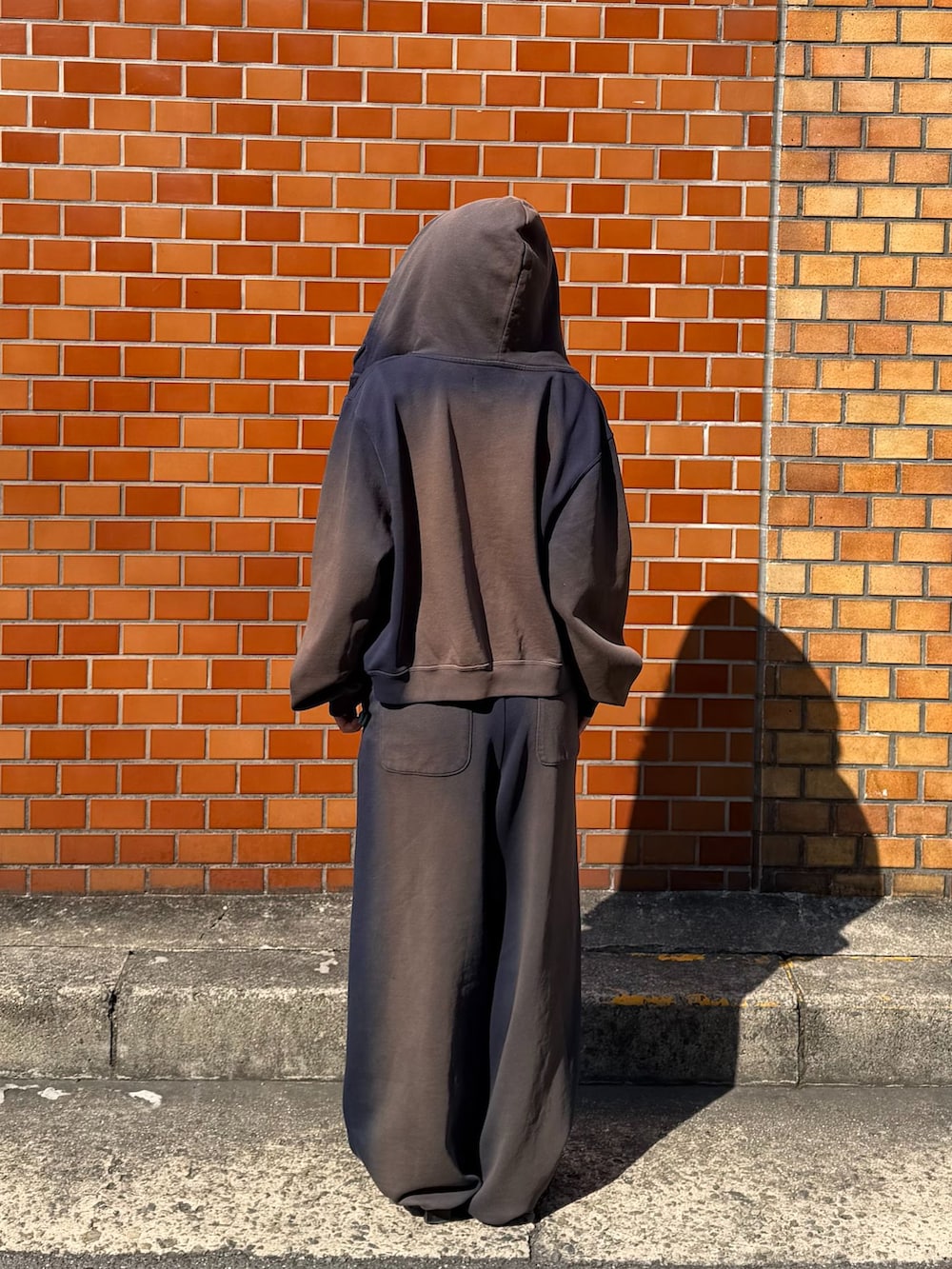 イエロー系のTシャツ/カットソー、ブルー系のスウェットパンツ、ブルー系のパーカーを着用したレディースの冬コーディネートの3枚目の写真