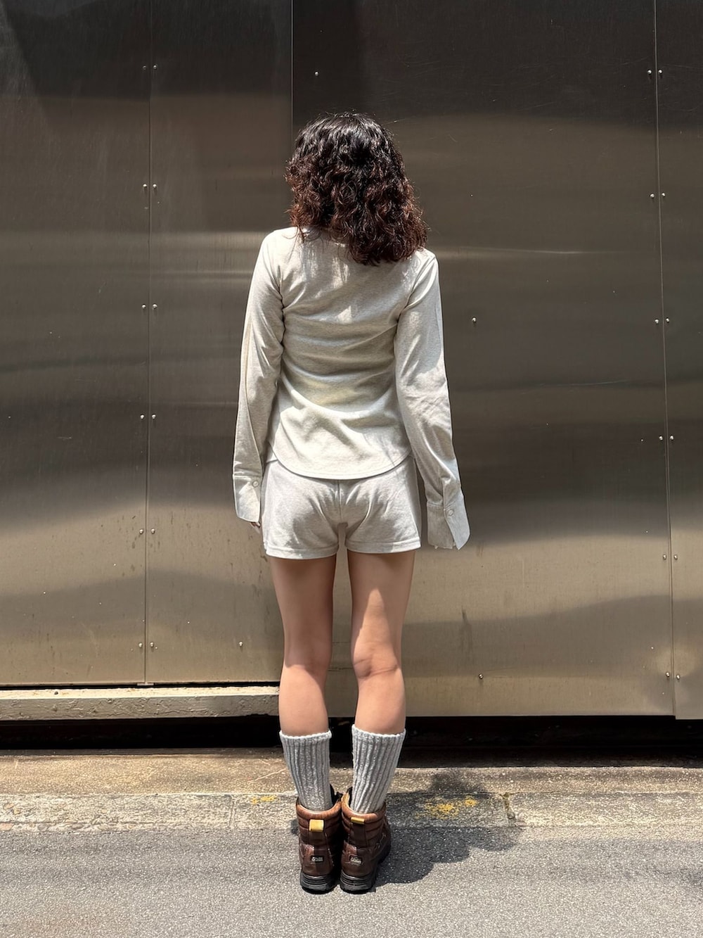 グレー系のTシャツ/カットソー、グレー系のその他パンツ、イエロー系のその他アンダーウェア/インナーを着用したレディースの夏コーディネートの4枚目の写真