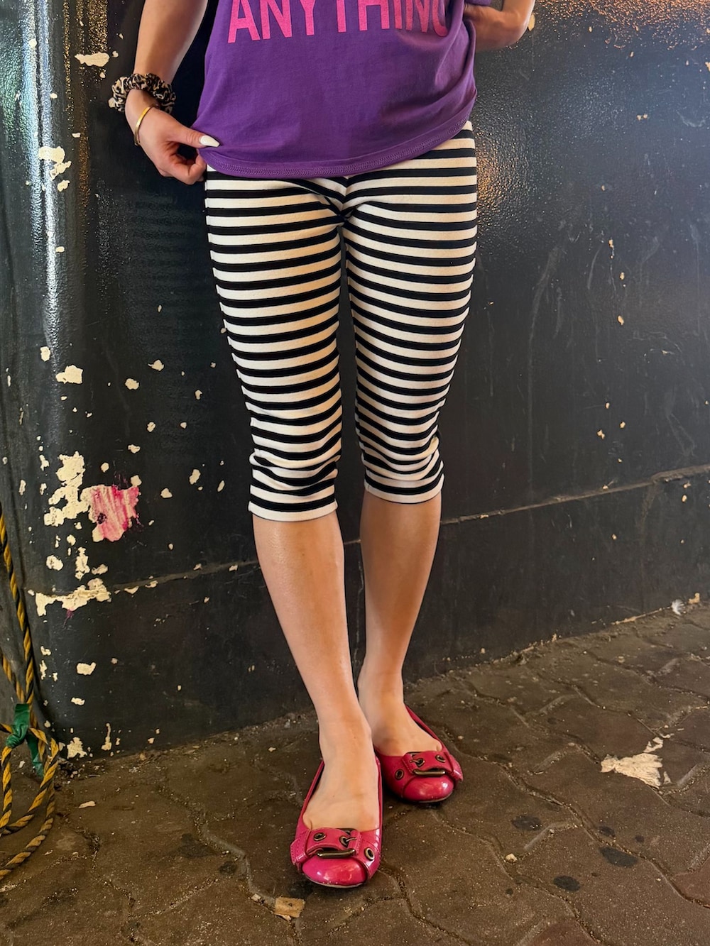パープル系のTシャツ/カットソー、ホワイト系のその他パンツを着用したレディースの夏コーディネートの5枚目の写真