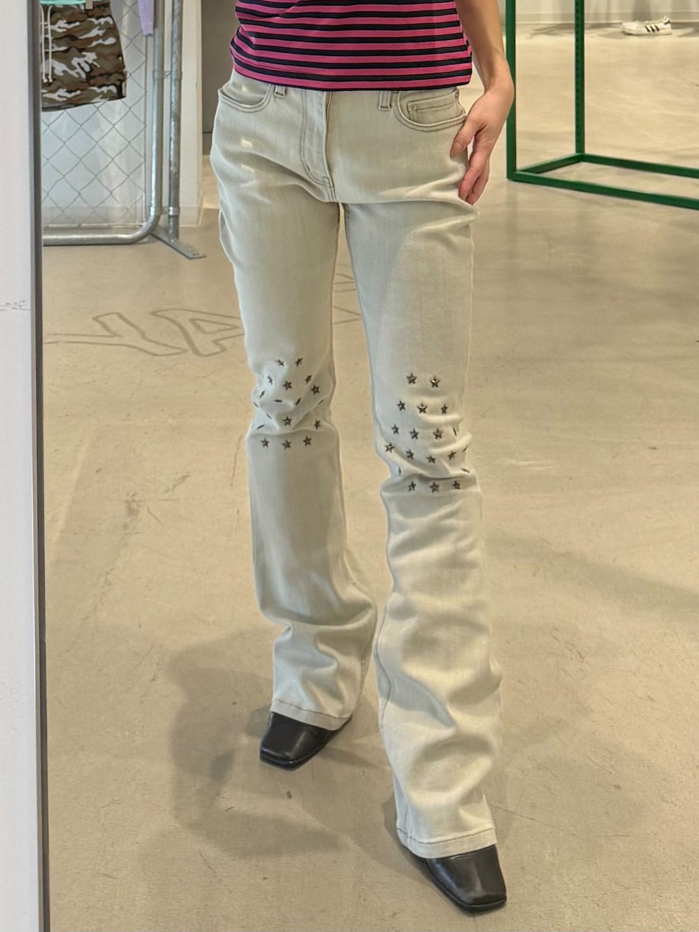 ベージュ系のデニムパンツ、グリーン系のTシャツ/カットソー、ブルー系のキャップを着用したレディースの秋コーディネートの4枚目の写真