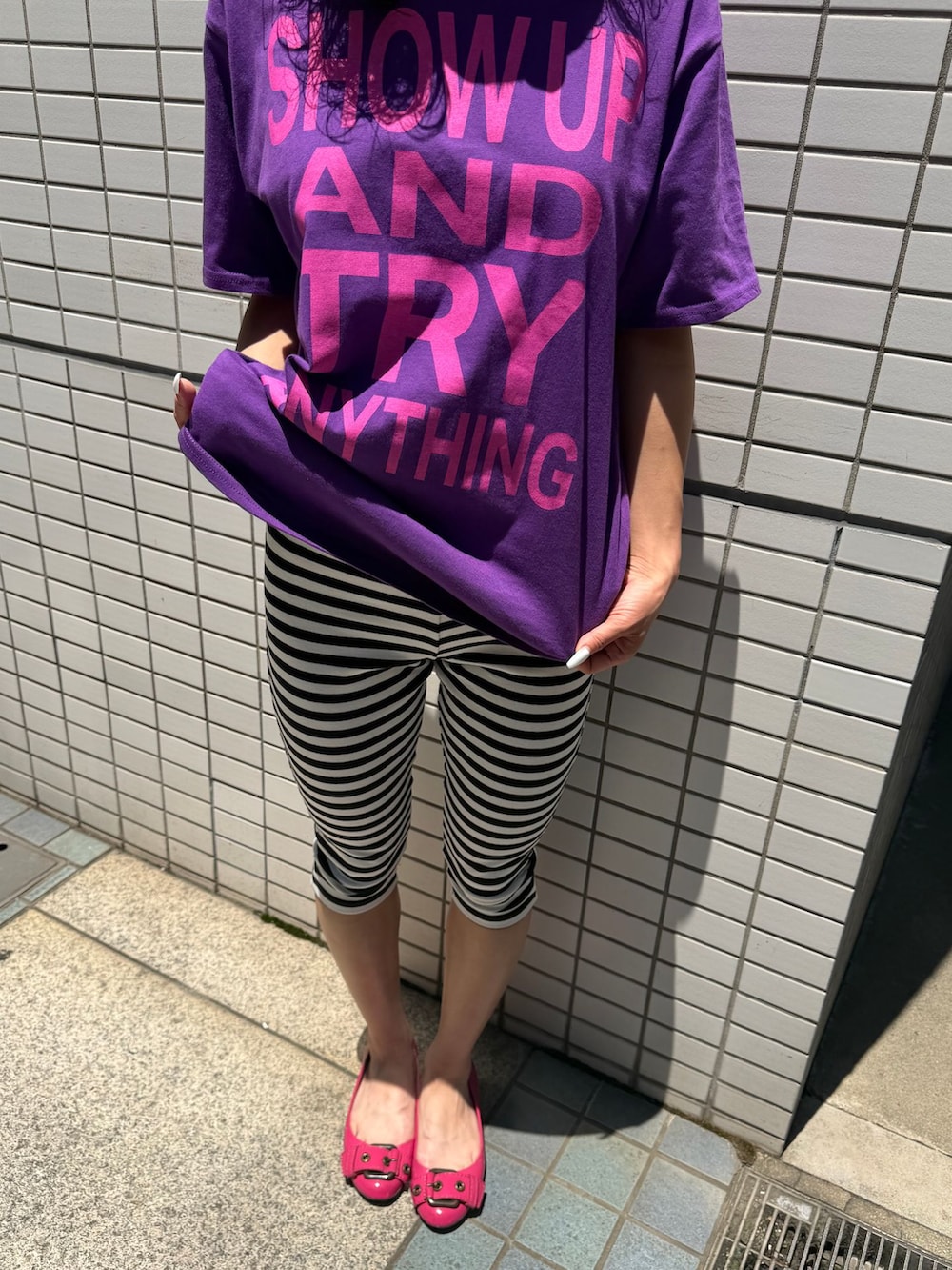 パープル系のTシャツ/カットソー、ホワイト系のその他パンツを着用したレディースの夏コーディネートの6枚目の写真