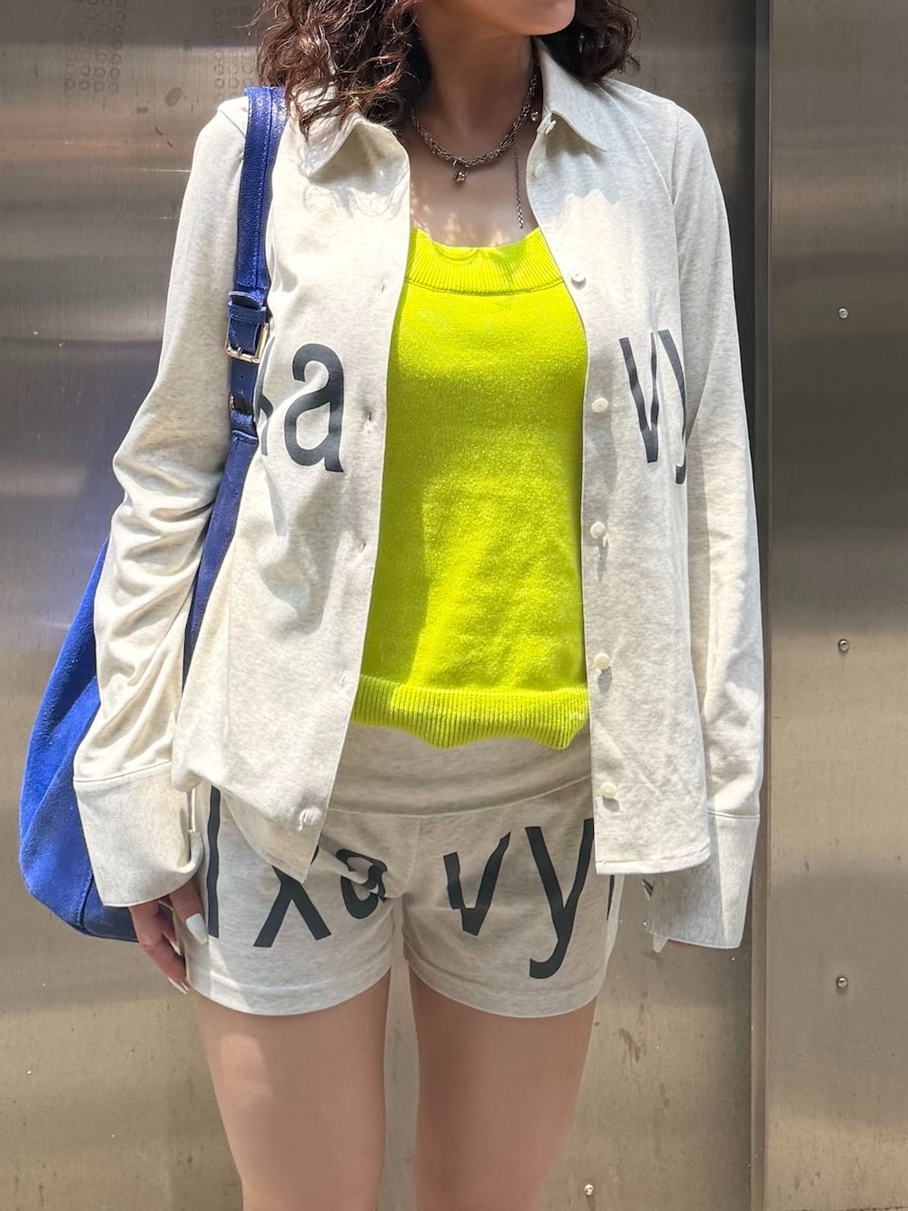 グレー系のTシャツ/カットソー、グレー系のその他パンツ、イエロー系のその他アンダーウェア/インナーを着用したレディースの夏コーディネートの5枚目の写真