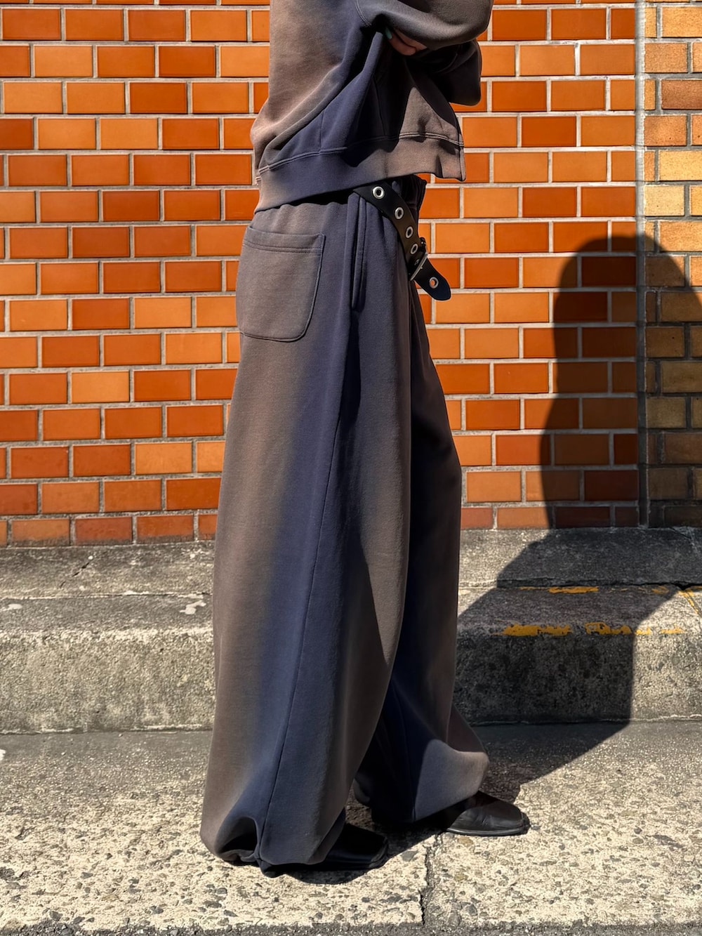 イエロー系のTシャツ/カットソー、ブルー系のスウェットパンツ、ブルー系のパーカーを着用したレディースの冬コーディネートの6枚目の写真