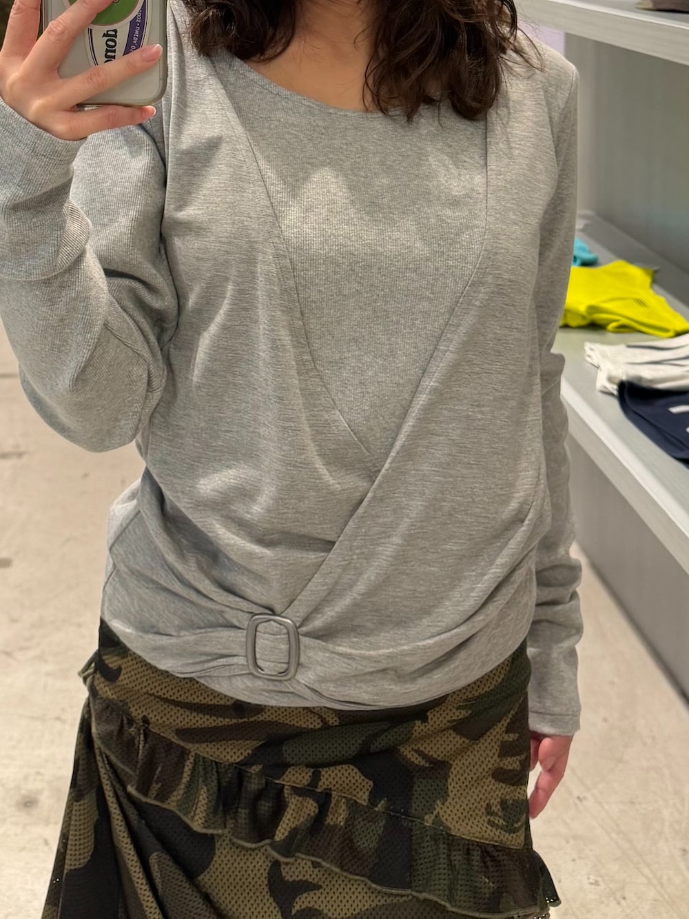 ブラウン系のワンピース、グレー系のTシャツ/カットソー、グリーン系のキャップを着用したレディースの夏コーディネートの2枚目の写真