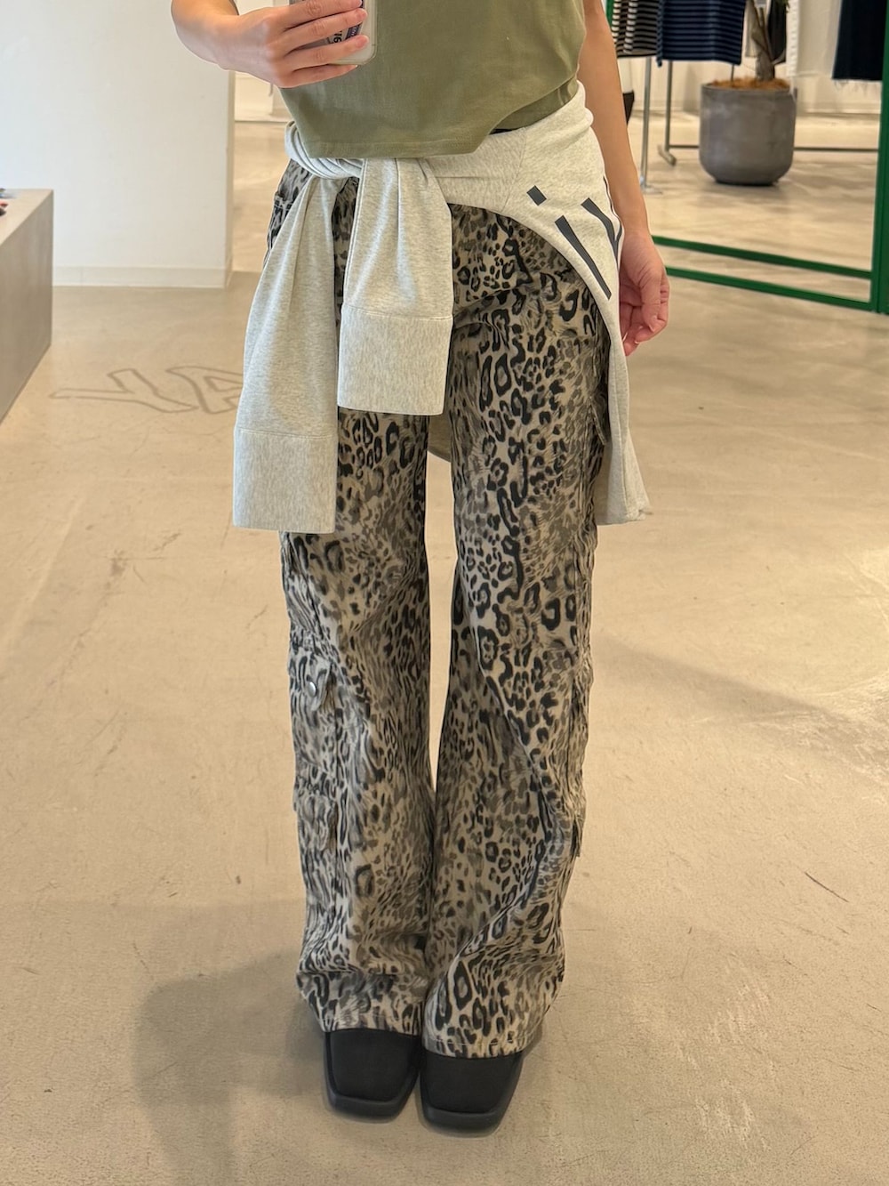 ベージュ系のその他パンツ、グレー系のTシャツ/カットソー、グリーン系のTシャツ/カットソーを着用したレディースの夏コーディネートの3枚目の写真