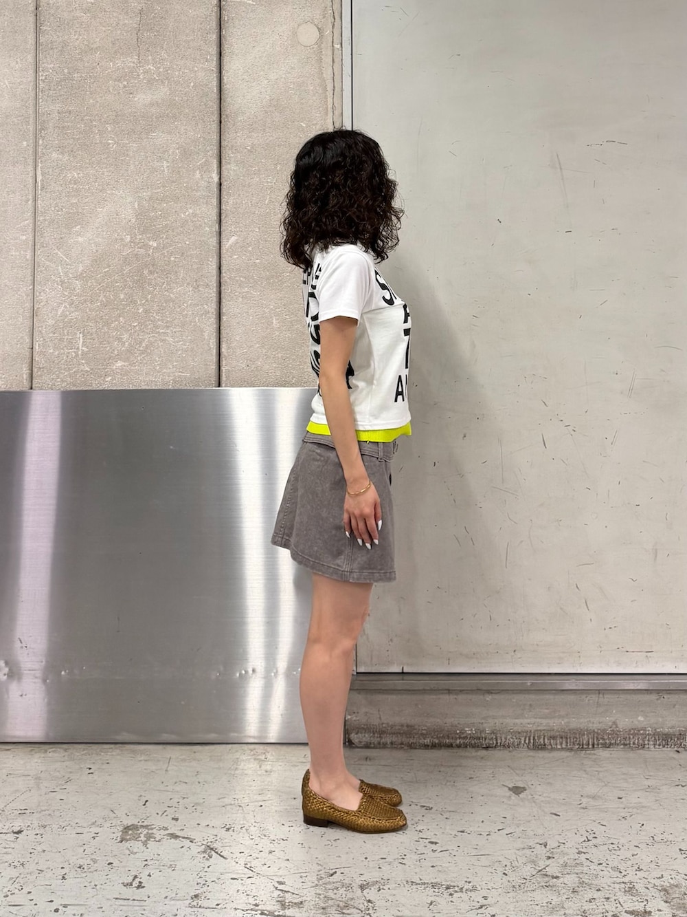 パープル系のスカート、ホワイト系のTシャツ/カットソー、イエロー系のその他アンダーウェア/インナーを着用したレディースの夏コーディネートの2枚目の写真