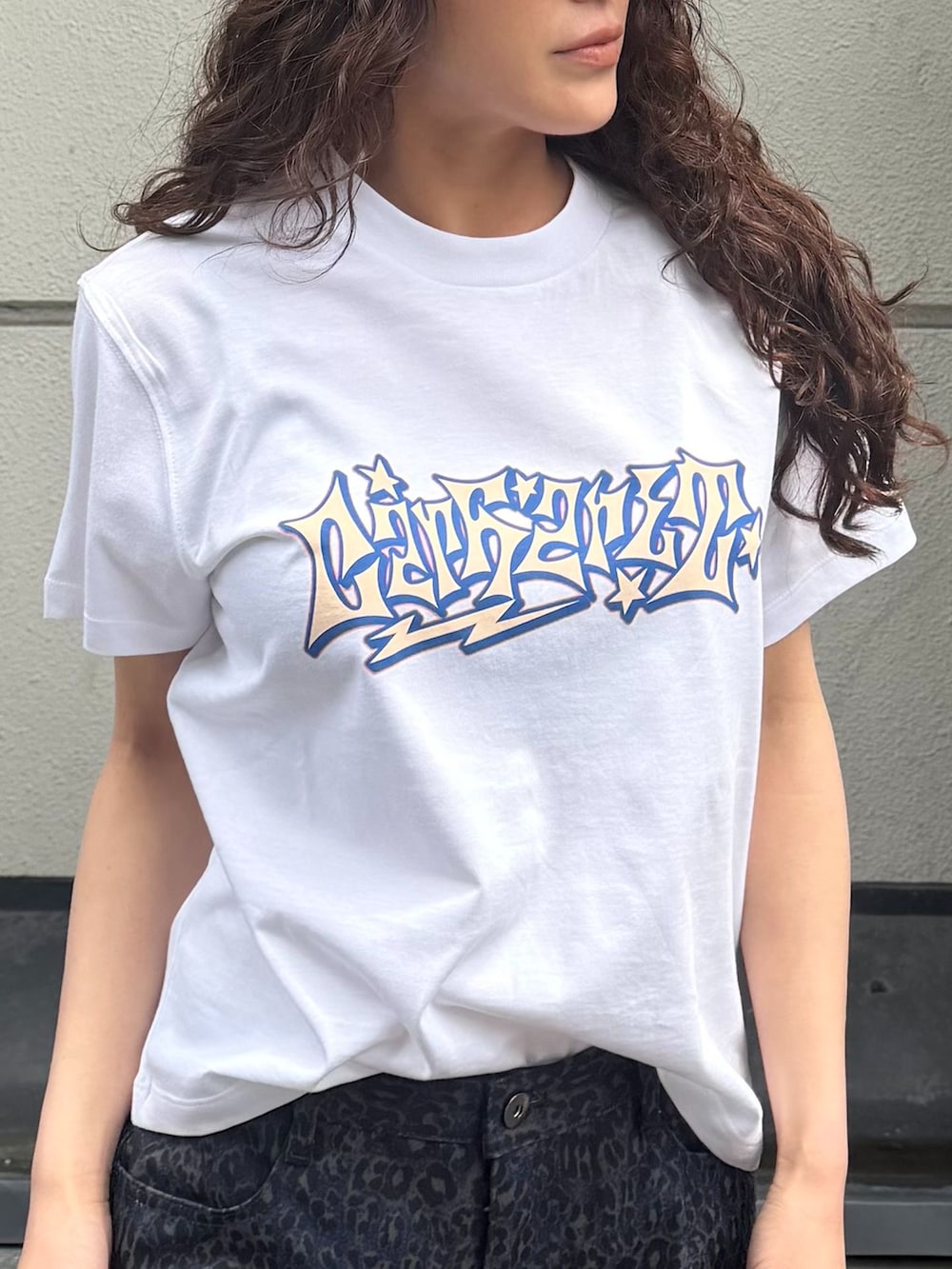 ブルー系のその他パンツ、ホワイト系のTシャツ/カットソー、ブラック系のキャップを着用したレディースの夏コーディネートの4枚目の写真