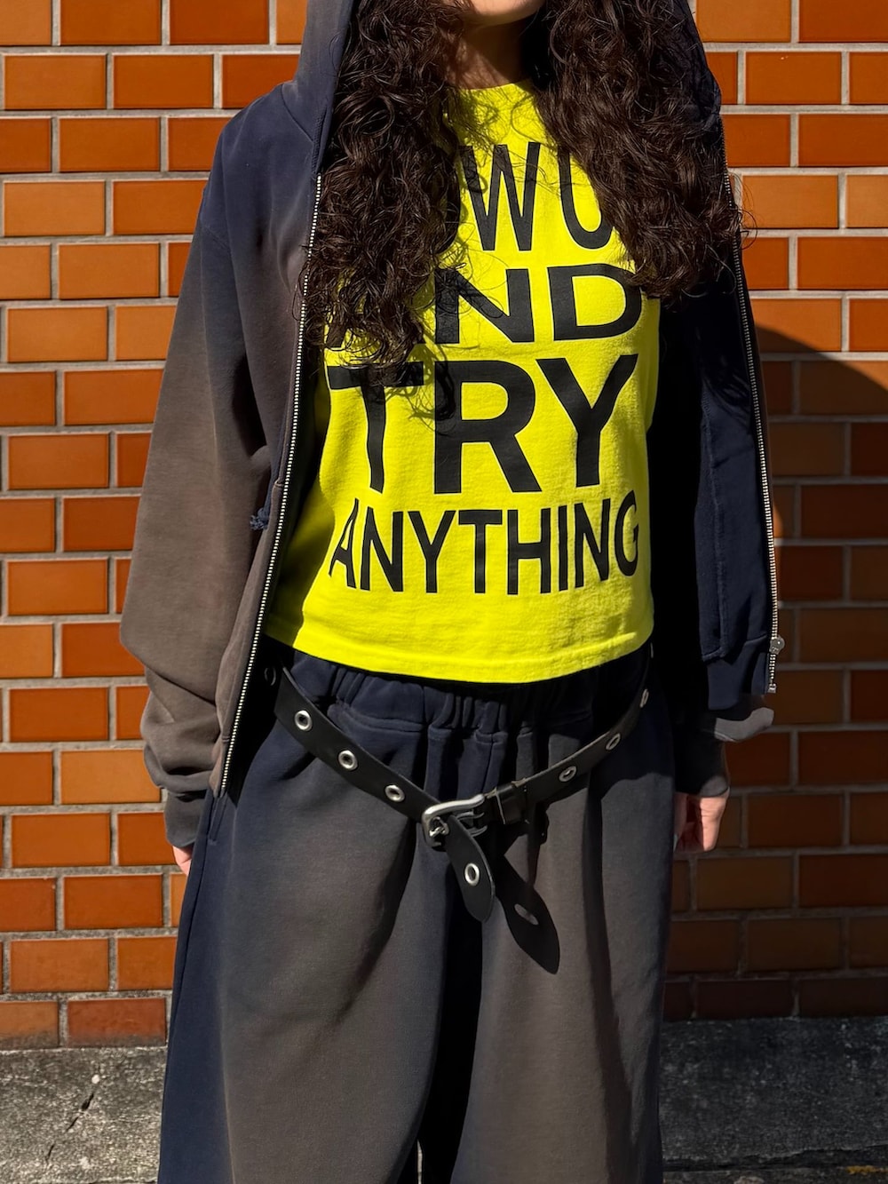 イエロー系のTシャツ/カットソー、ブルー系のスウェットパンツ、ブルー系のパーカーを着用したレディースの冬コーディネートの4枚目の写真