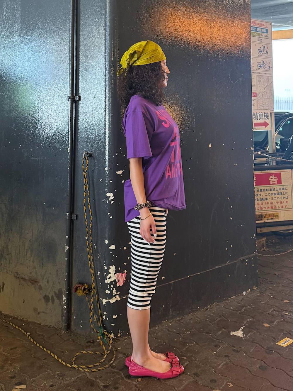 パープル系のTシャツ/カットソー、ホワイト系のその他パンツを着用したレディースの夏コーディネートの2枚目の写真