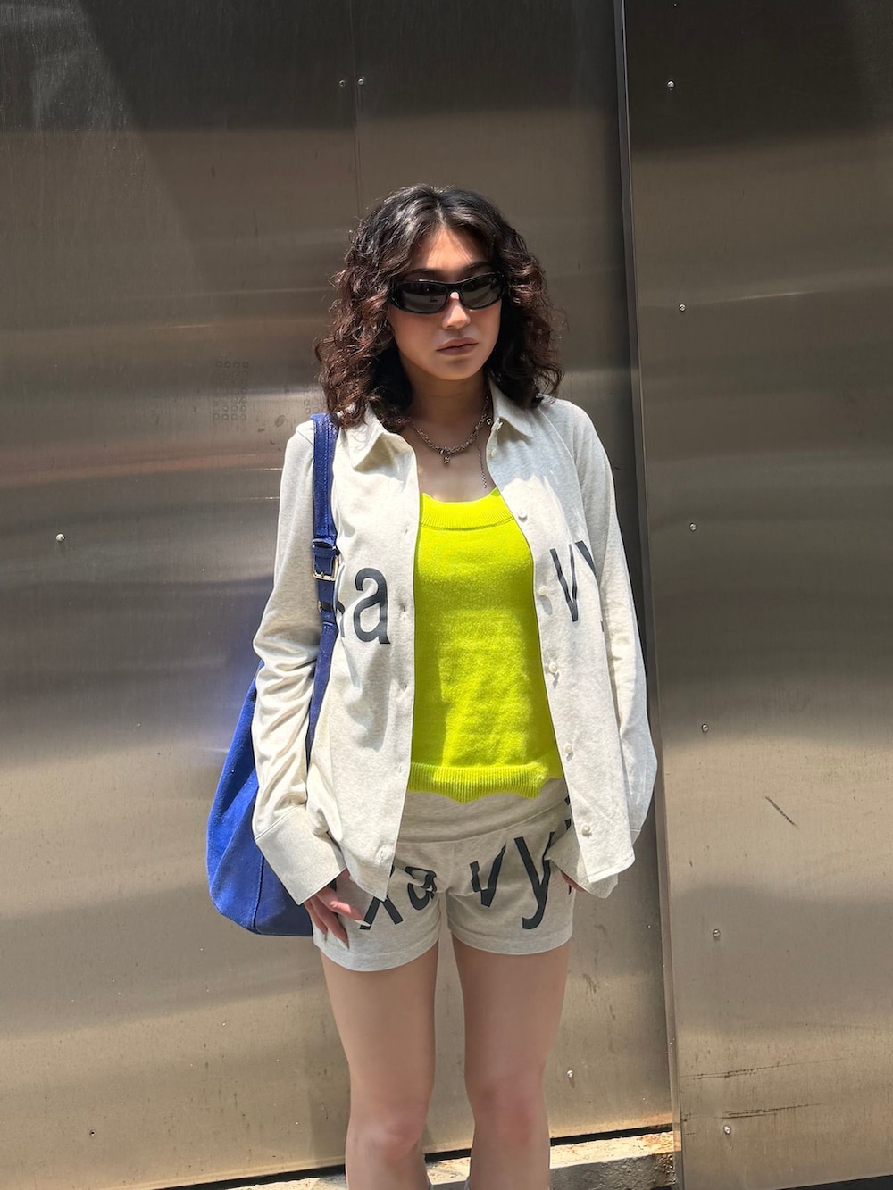 グレー系のTシャツ/カットソー、グレー系のその他パンツ、イエロー系のその他アンダーウェア/インナーを着用したレディースの夏コーディネートの6枚目の写真