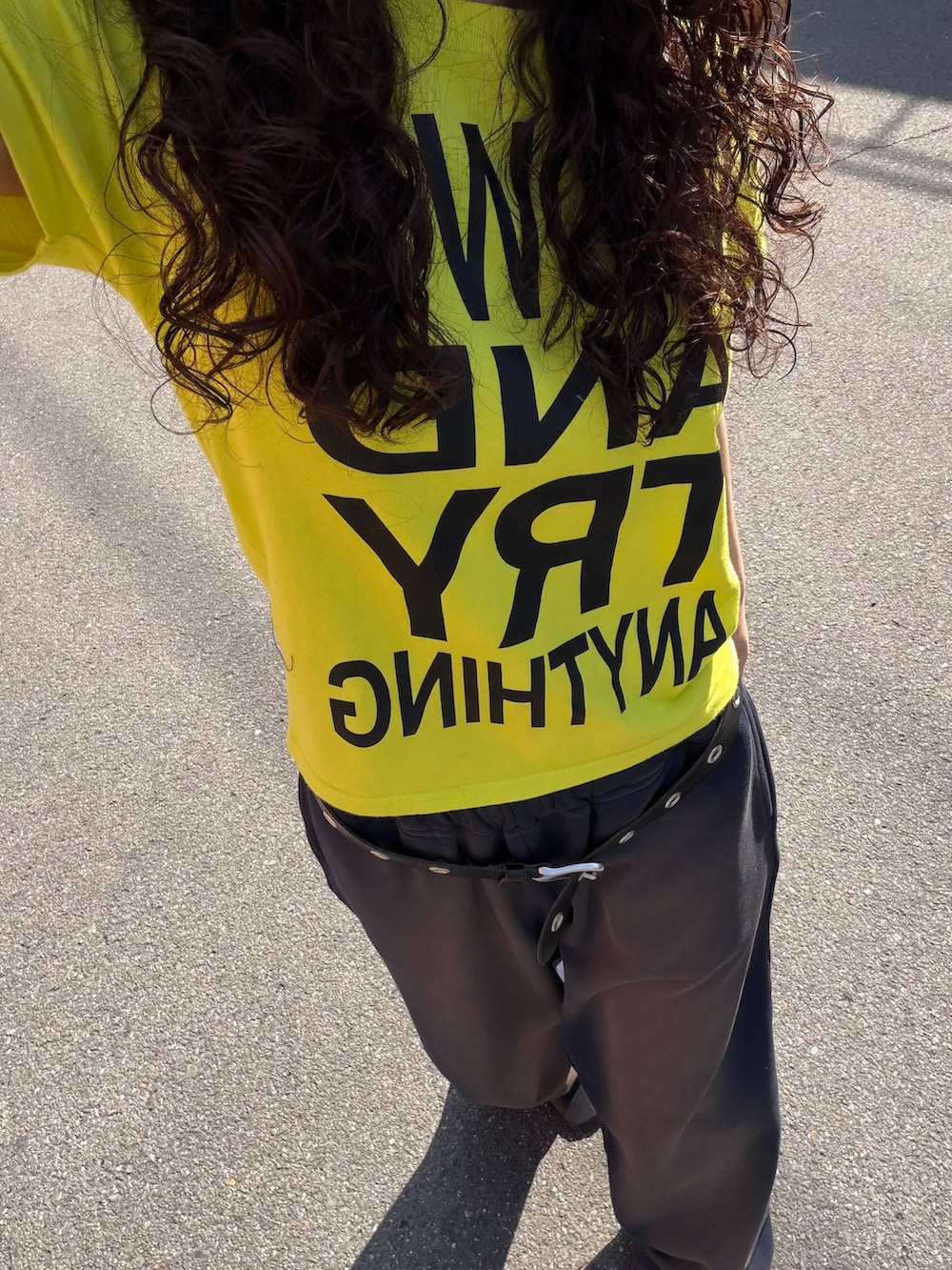 イエロー系のTシャツ/カットソー、ブルー系のスウェットパンツ、ブルー系のパーカーを着用したレディースの冬コーディネートの7枚目の写真