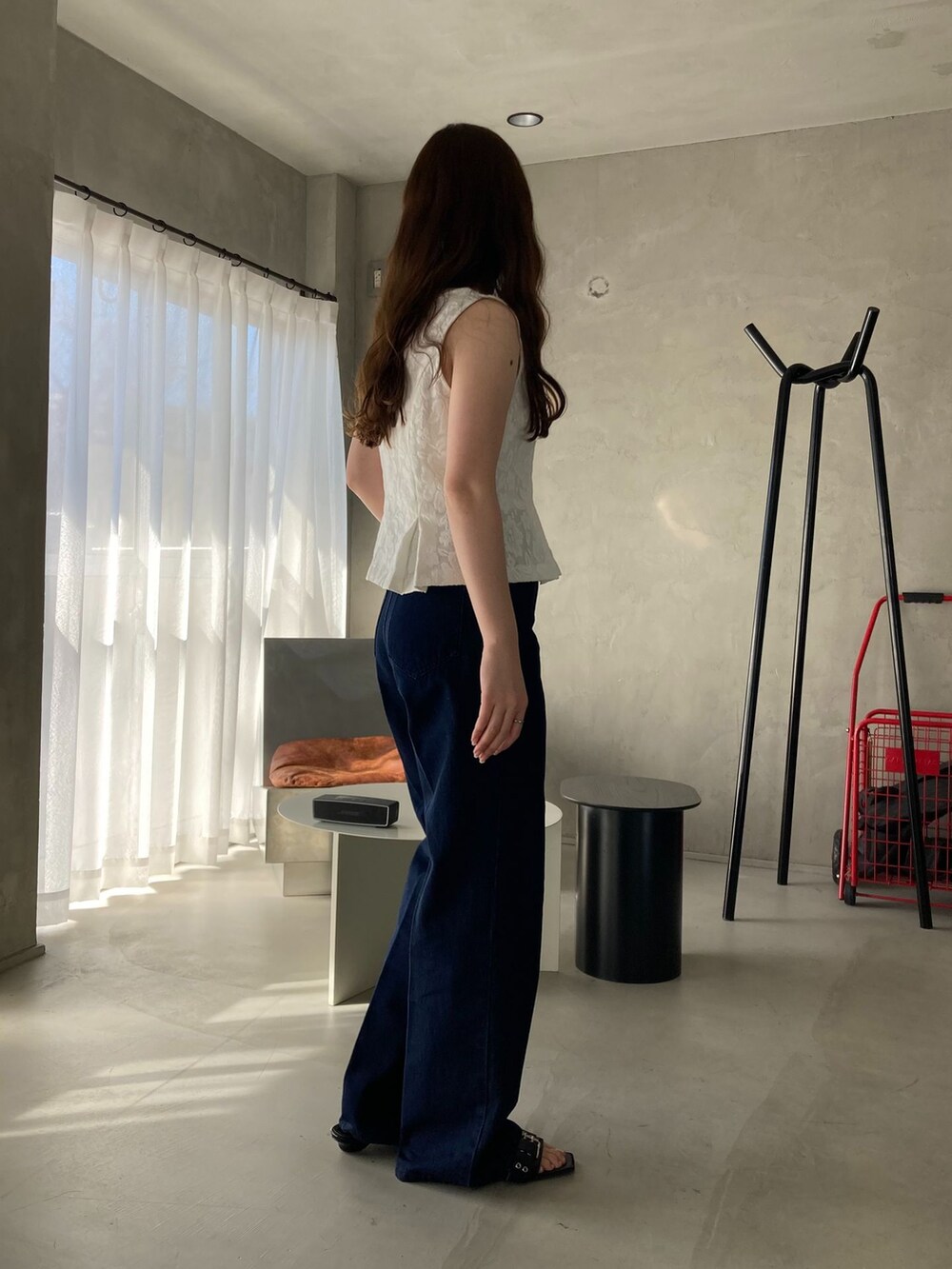 ブルー系のデニムパンツ、ホワイト系のシャツ/ブラウスを着用したレディースの春コーディネートの2枚目の写真