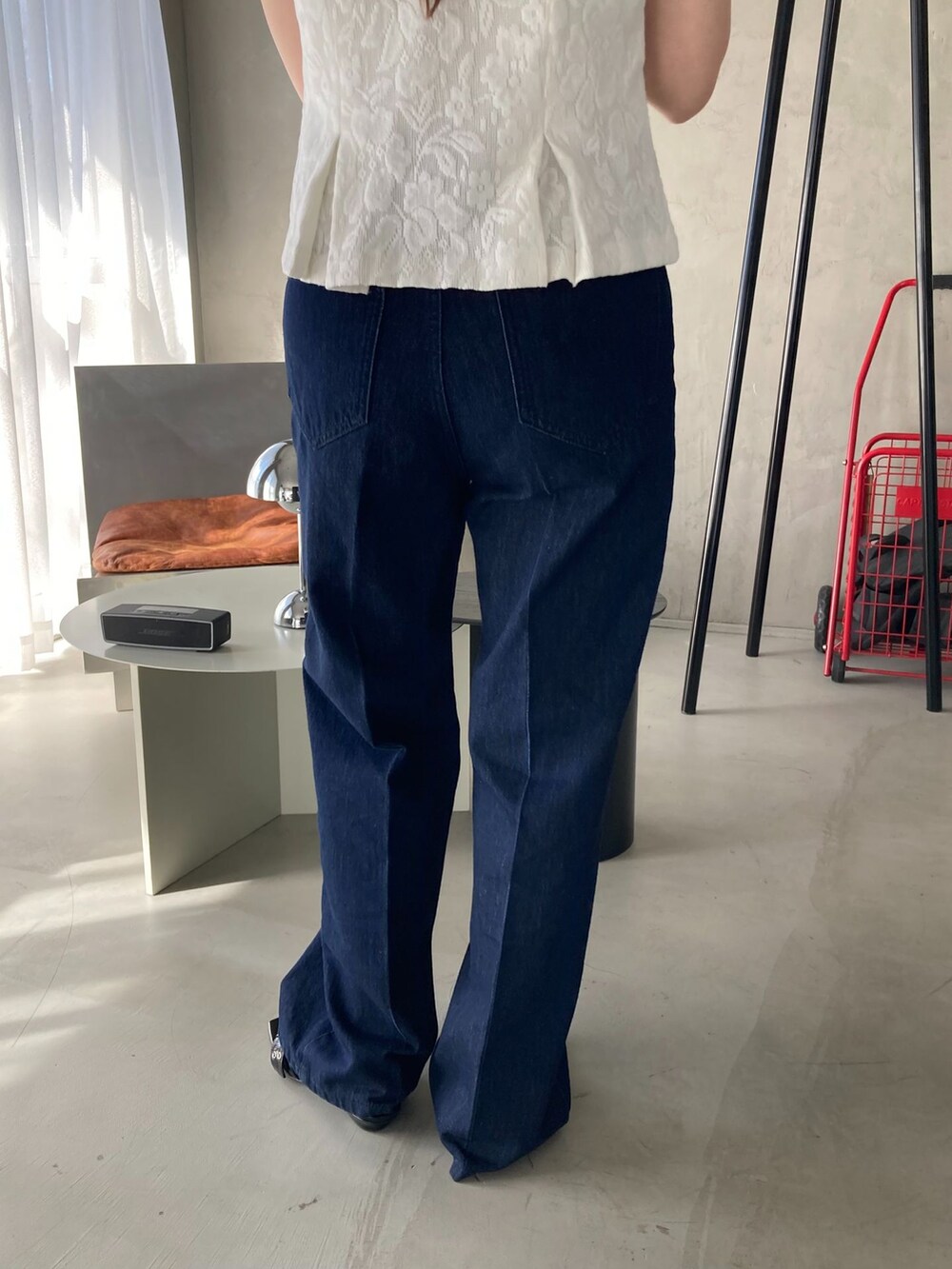 ブルー系のデニムパンツ、ホワイト系のシャツ/ブラウスを着用したレディースの春コーディネートの5枚目の写真