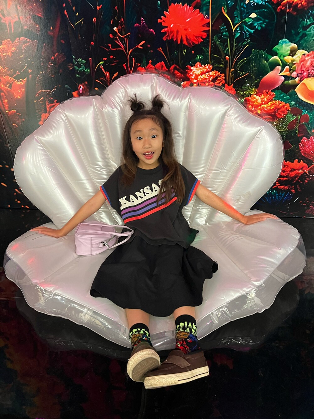 グレー系のTシャツ/カットソー、ブラック系のスカート、ブラウン系のスニーカーを着用したキッズの夏コーディネートの2枚目の写真