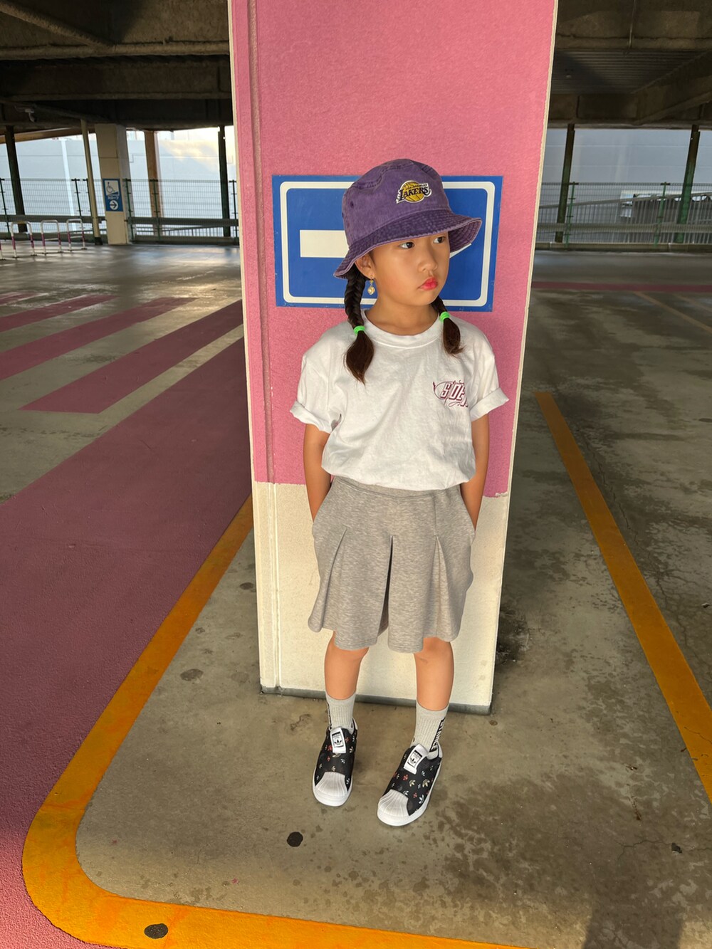 「夏コーデ、キッズファッション、初夏コーデ、ニューエラ、ハット、着回しコーデ」｜「NEW ERAのNew Era　BUCKET01 LOSLAK ACIWAS（ハット、パープル系）」を使った、HANさん（キッズ・125cm）の夏コーディネートの2枚目の写真