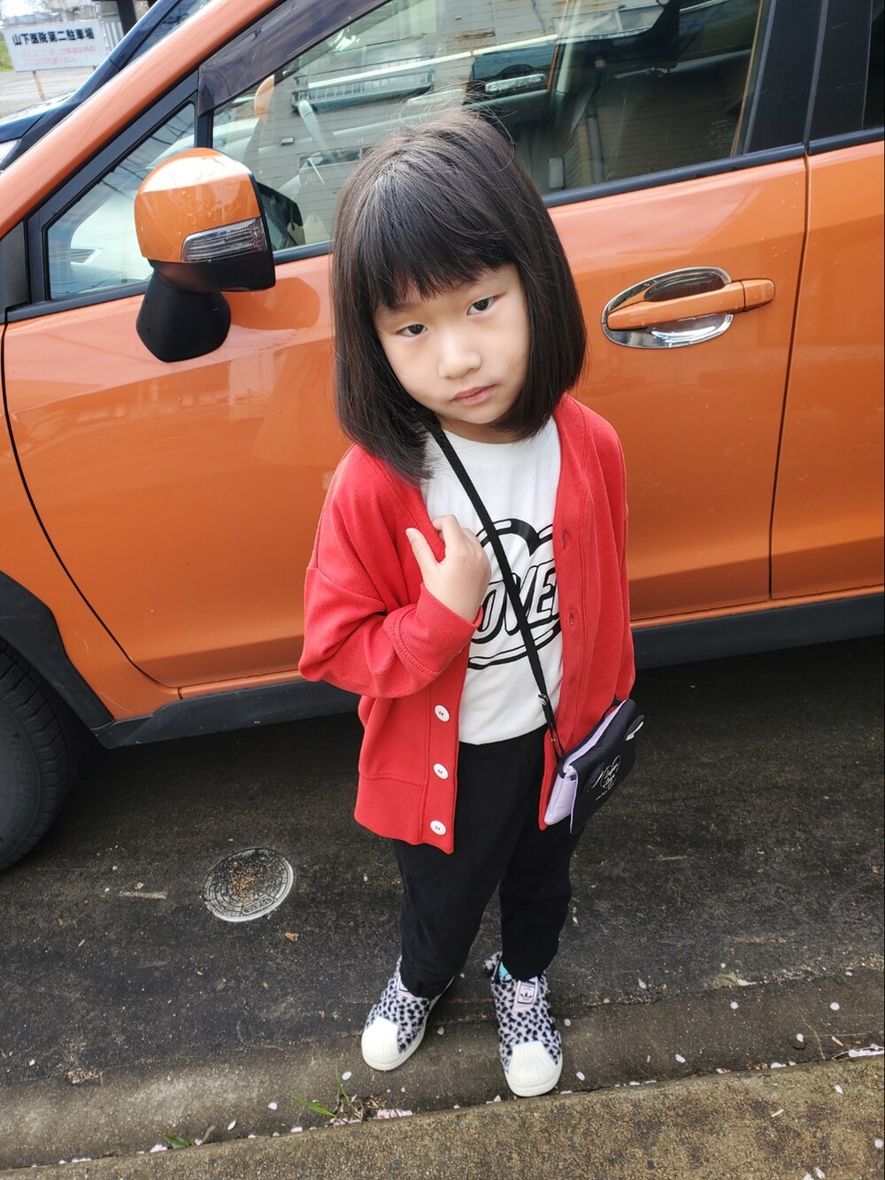 「Tシャツ、スニーカー、カジュアルコーデ、シンプルコーデ、キッズコーデ、カジュアル、レッド」｜「GUのアイテム（スウェット、レッド系）」を使った、HANさん（キッズ・120cm）の春コーディネートの2枚目の写真