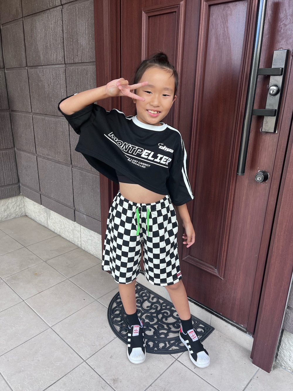 ブラック系のその他パンツ、ブラック系のTシャツ/カットソー、ブラック系のシューズを着用したキッズの夏コーディネートの2枚目の写真