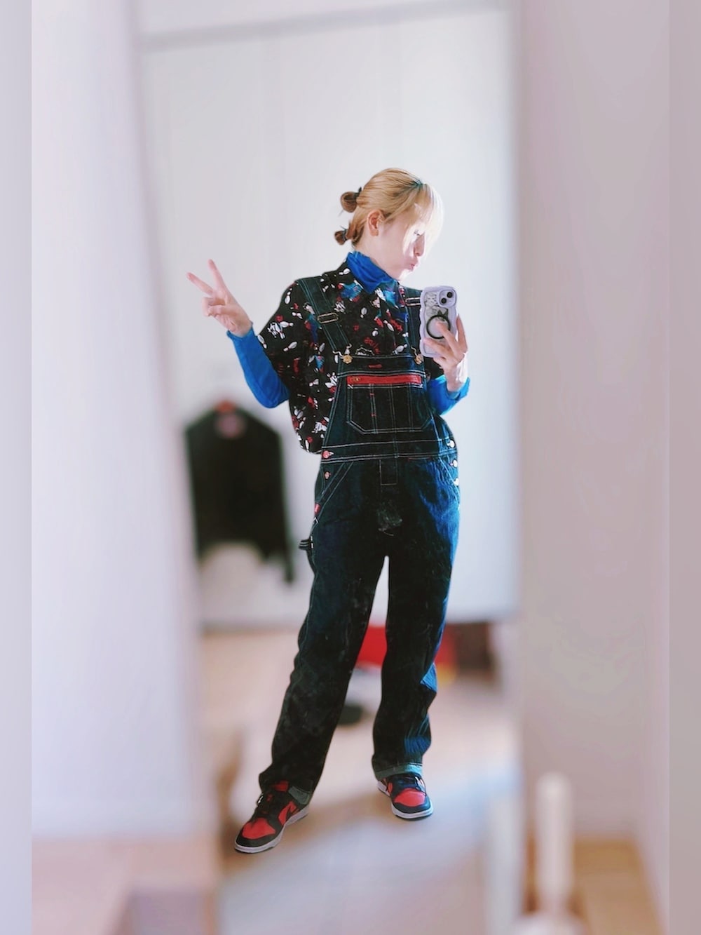 「NIKE、しまむら、古着コーデ、古着MIX、おしゃれさんと繋がりたい、オーバーオールコーデ、ママコーデ、ママファッション、レイヤードスタイル、重ね着コーデ、ベティーブープ、ベティーちゃん、BETTY BOOP、プチプラ、最近のいい感じコーデ」｜「NIKEのアイテム（スニーカー、レッド系）」を使った、KEYさん（レディース・158cm）の春コーディネートの2枚目の写真