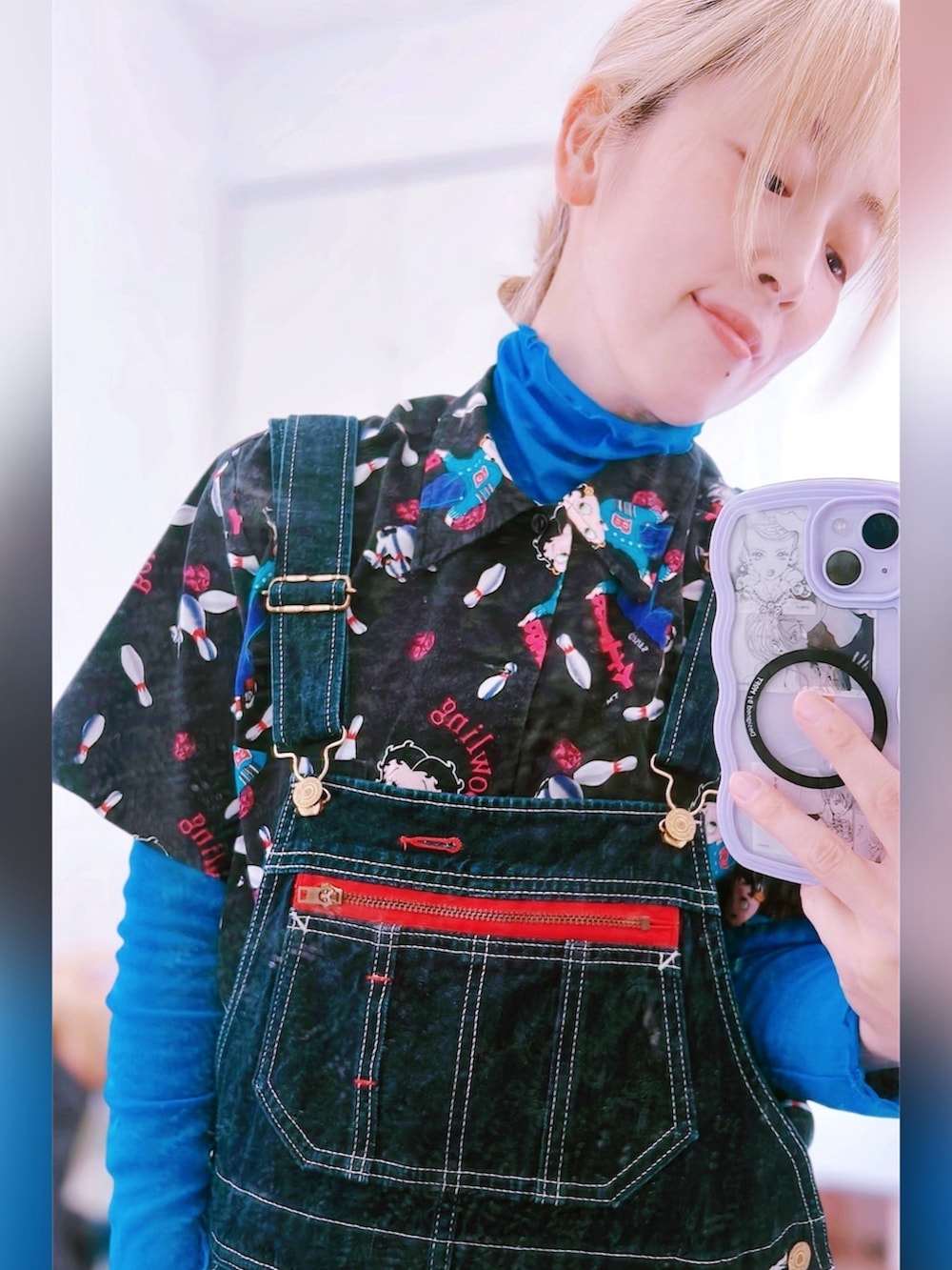 「NIKE、しまむら、古着コーデ、古着MIX、おしゃれさんと繋がりたい、オーバーオールコーデ、ママコーデ、ママファッション、レイヤードスタイル、重ね着コーデ、ベティーブープ、ベティーちゃん、BETTY BOOP、プチプラ、最近のいい感じコーデ」｜「NIKEのアイテム（スニーカー、レッド系）」を使った、KEYさん（レディース・158cm）の春コーディネートの3枚目の写真