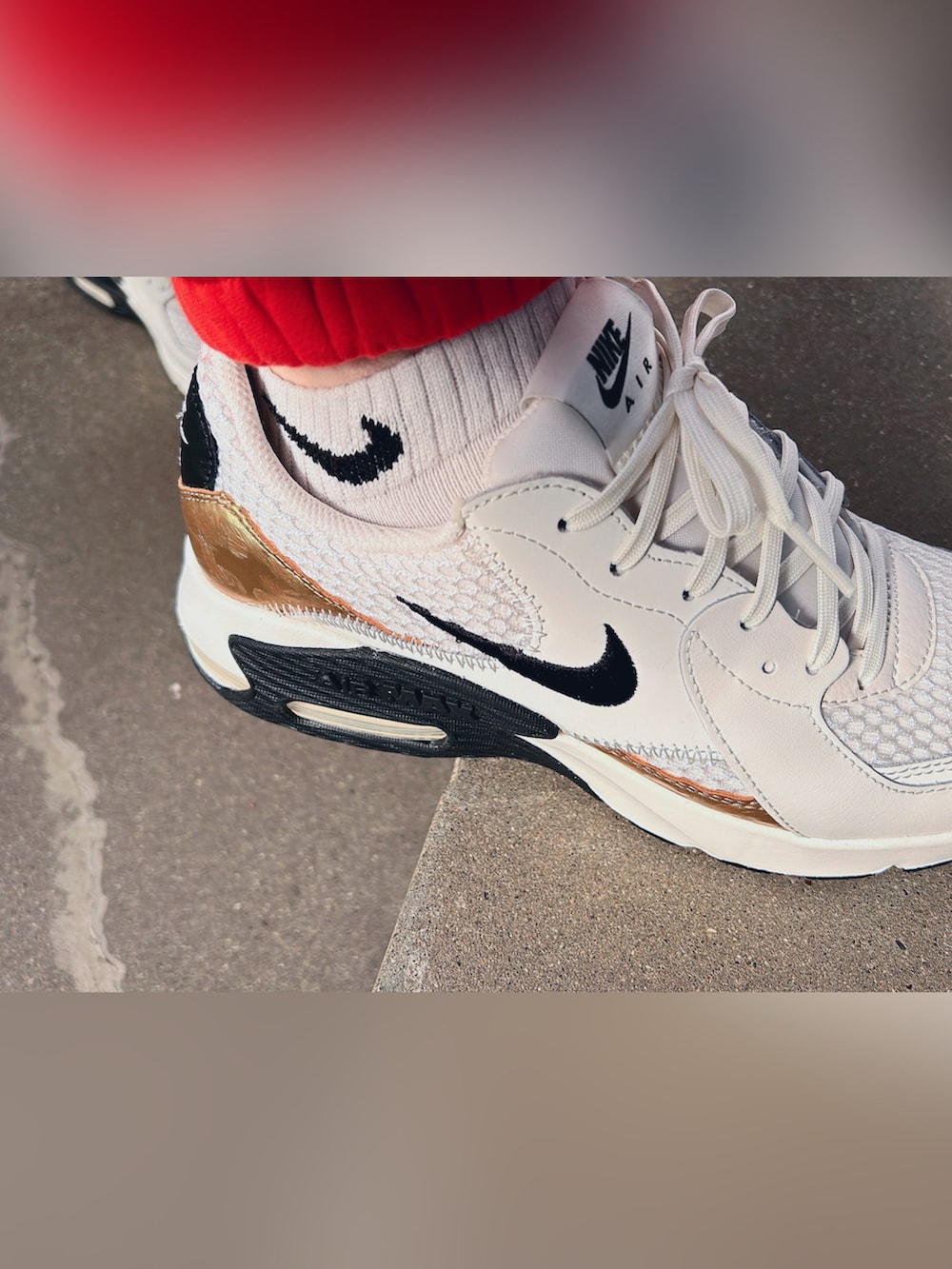 グリーン系のダウンジャケット/コート、ブラウン系のスウェットパンツ、ブラック系のスウェットを着用したレディースの冬コーディネートの4枚目の写真