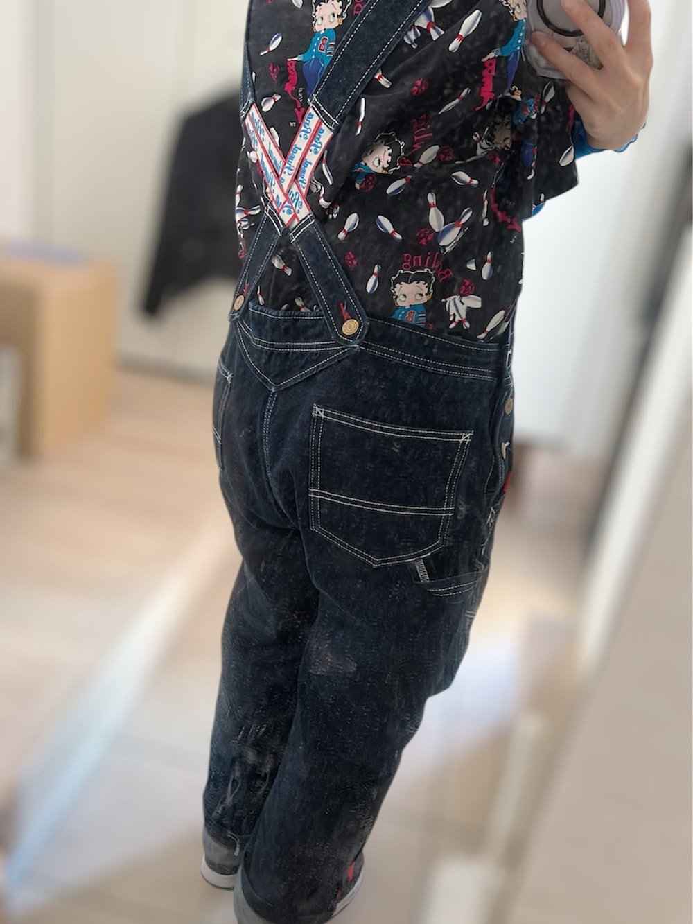 「NIKE、しまむら、古着コーデ、古着MIX、おしゃれさんと繋がりたい、オーバーオールコーデ、ママコーデ、ママファッション、レイヤードスタイル、重ね着コーデ、ベティーブープ、ベティーちゃん、BETTY BOOP、プチプラ、最近のいい感じコーデ」｜「NIKEのアイテム（スニーカー、レッド系）」を使った、KEYさん（レディース・158cm）の春コーディネートの4枚目の写真