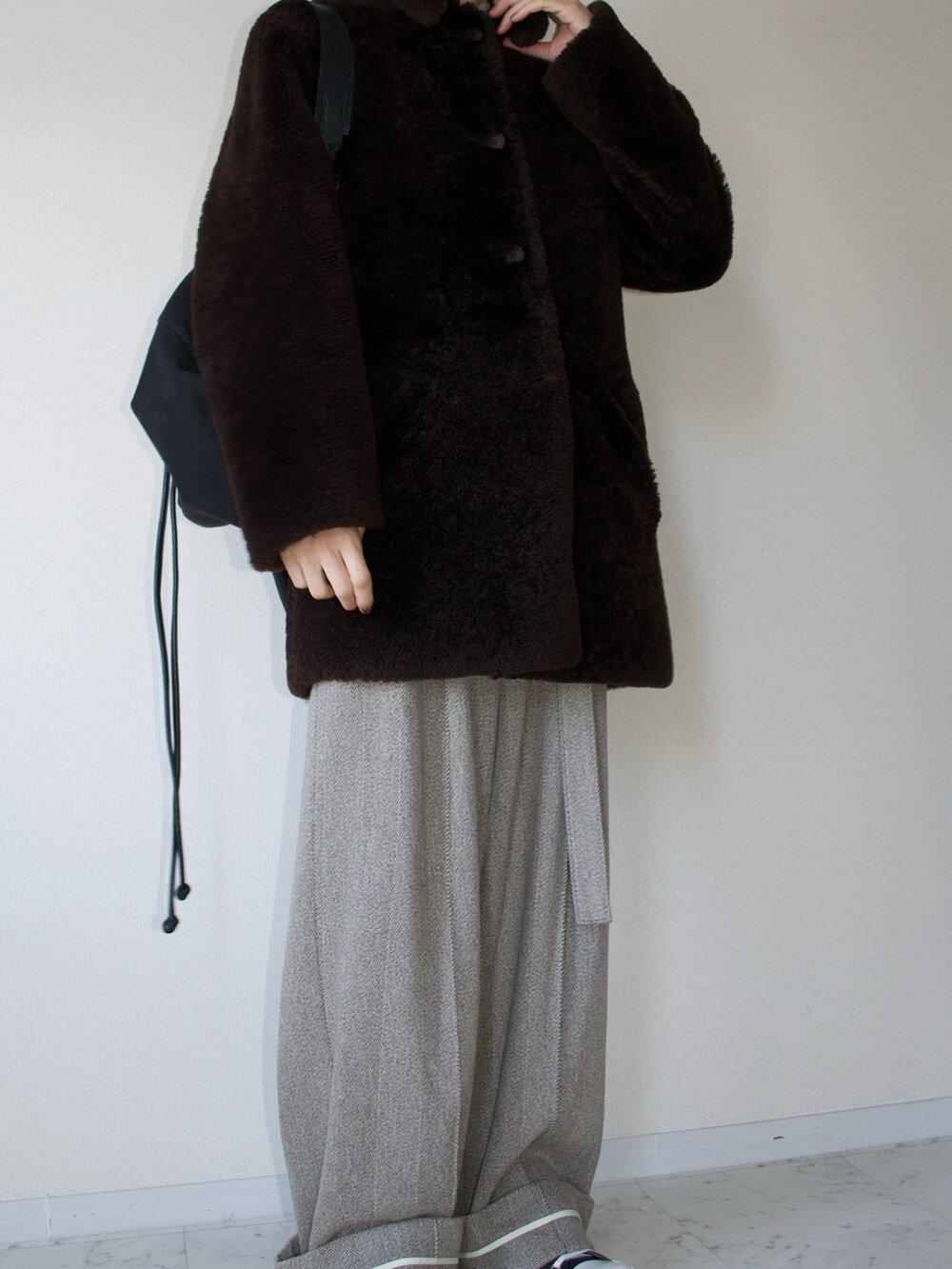 ブラウン系のジャケット/アウター、ブラウン系のパンツ、ブラック系のシューズを着用したメンズの春コーディネートの2枚目の写真