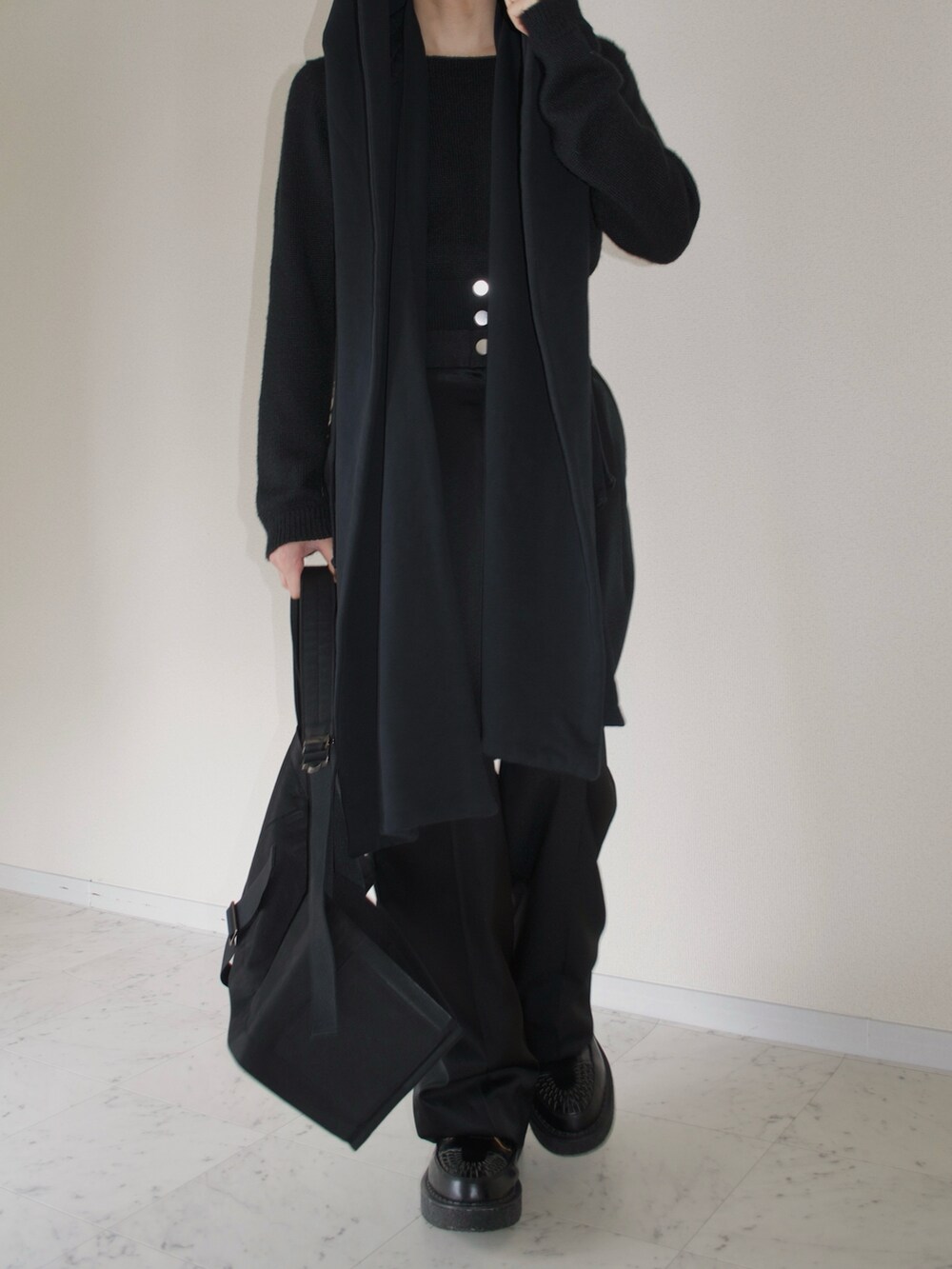 ブラック系のスラックス、ブラック系のブーツ、ブラック系のスラックスを着用したメンズの冬コーディネートの2枚目の写真